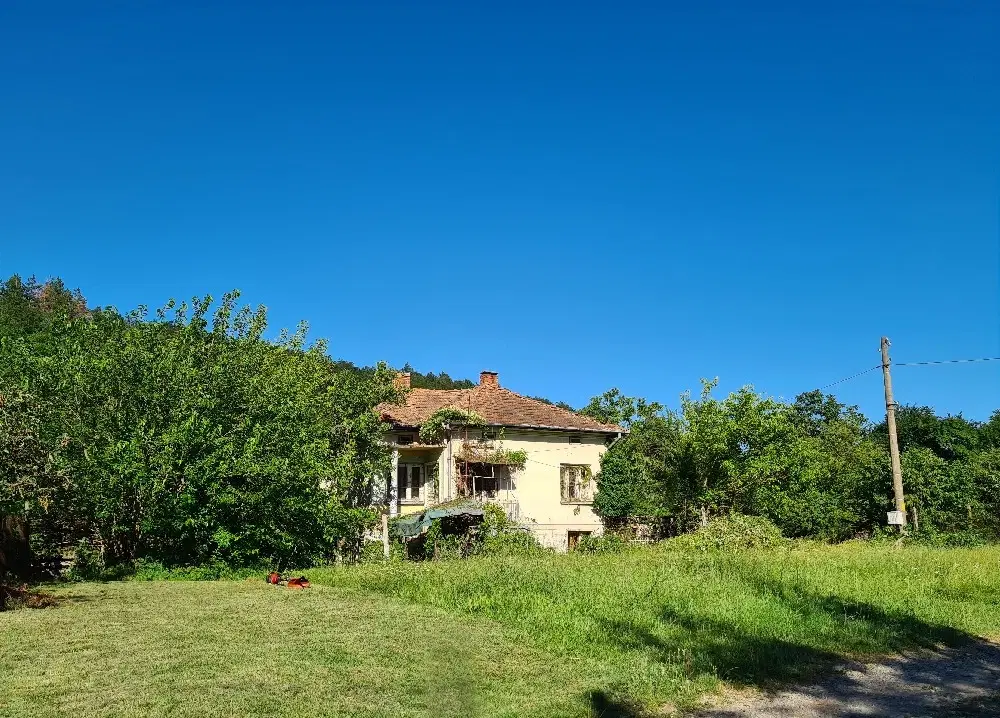 Bergwoning met vrij uitzicht op 830 m² perceel in Sredogriv - Bulgarije