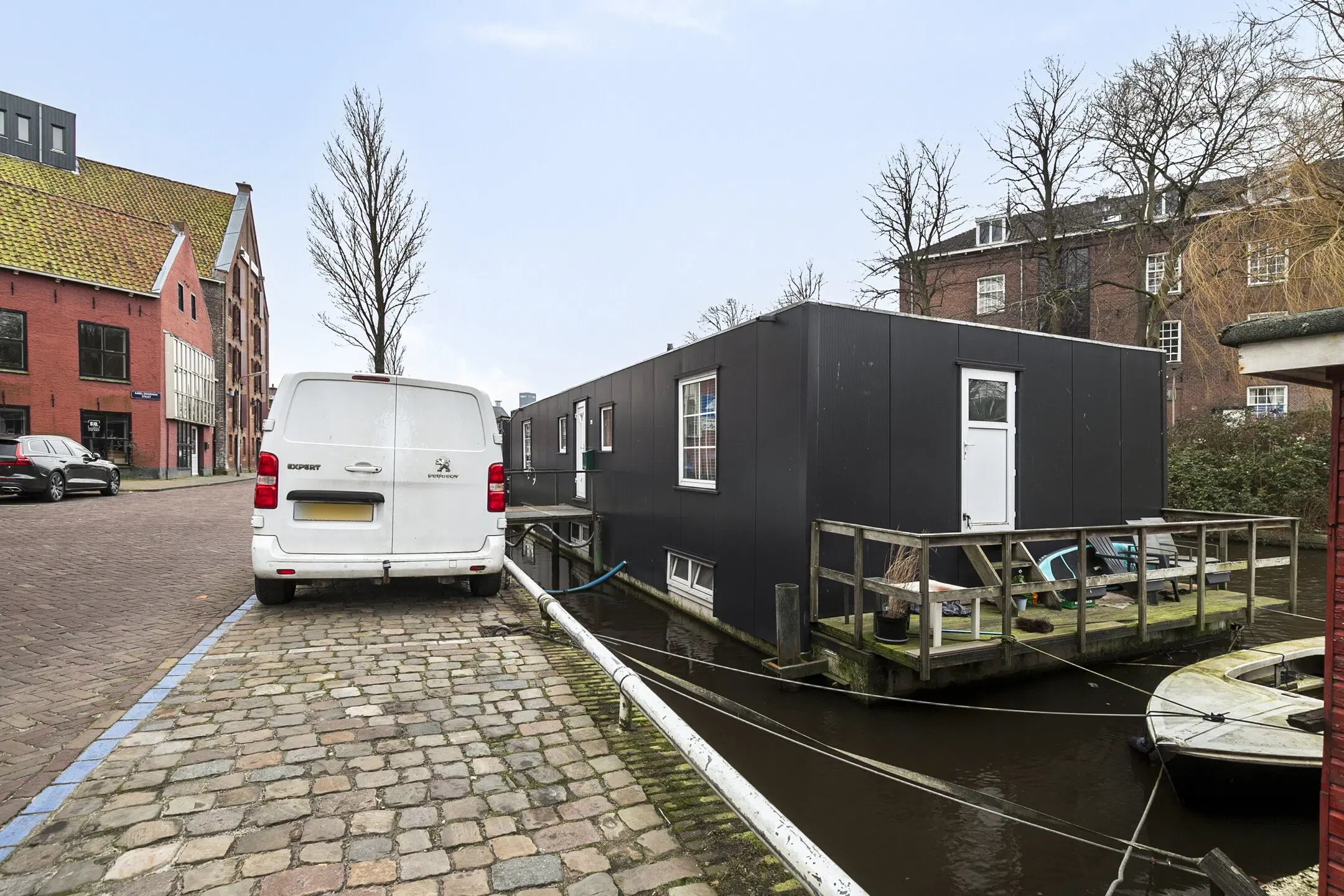 Woonboot aan de Oostersingel 94 te Leeuwarden