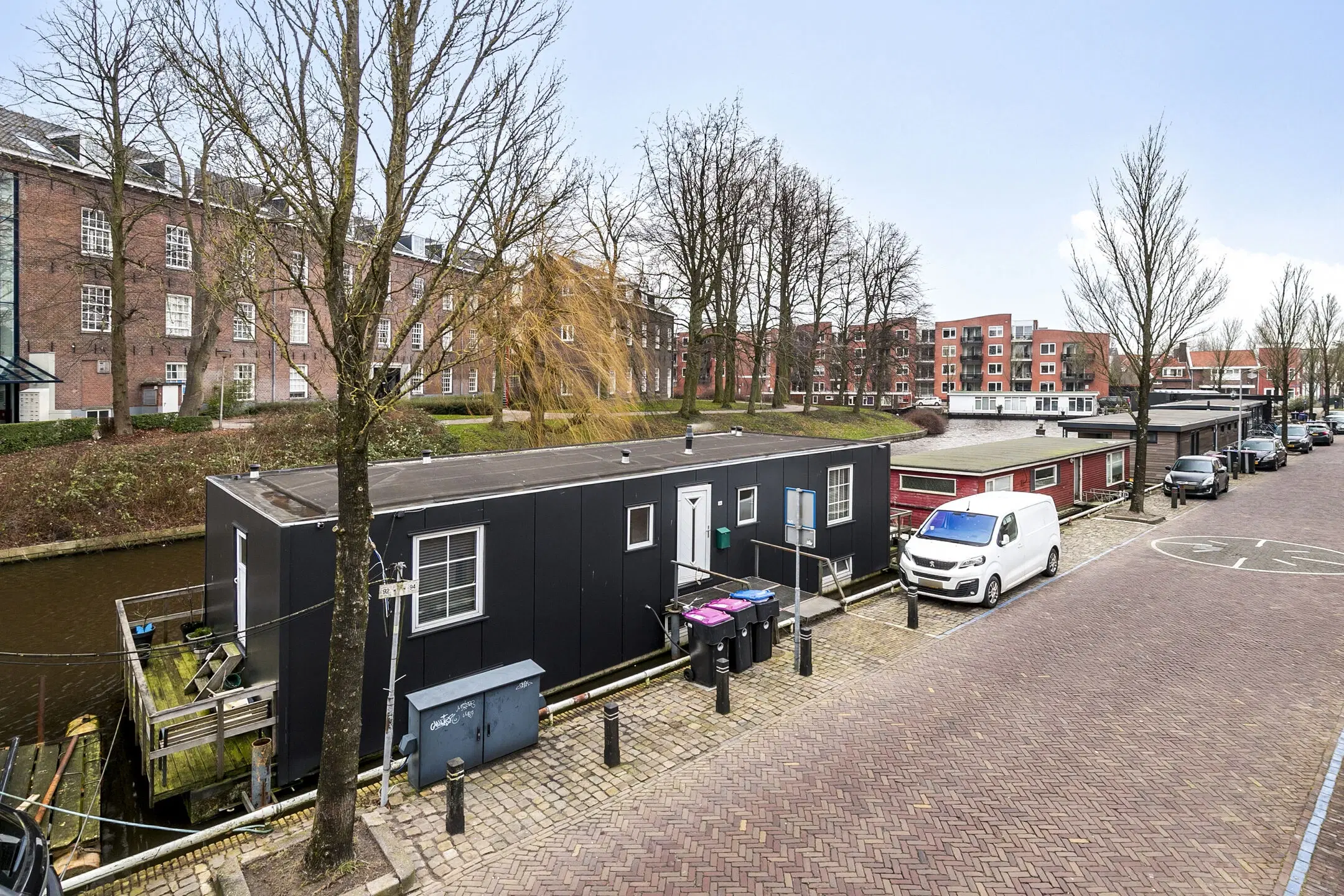 Woonboot aan de Oostersingel 94 te Leeuwarden