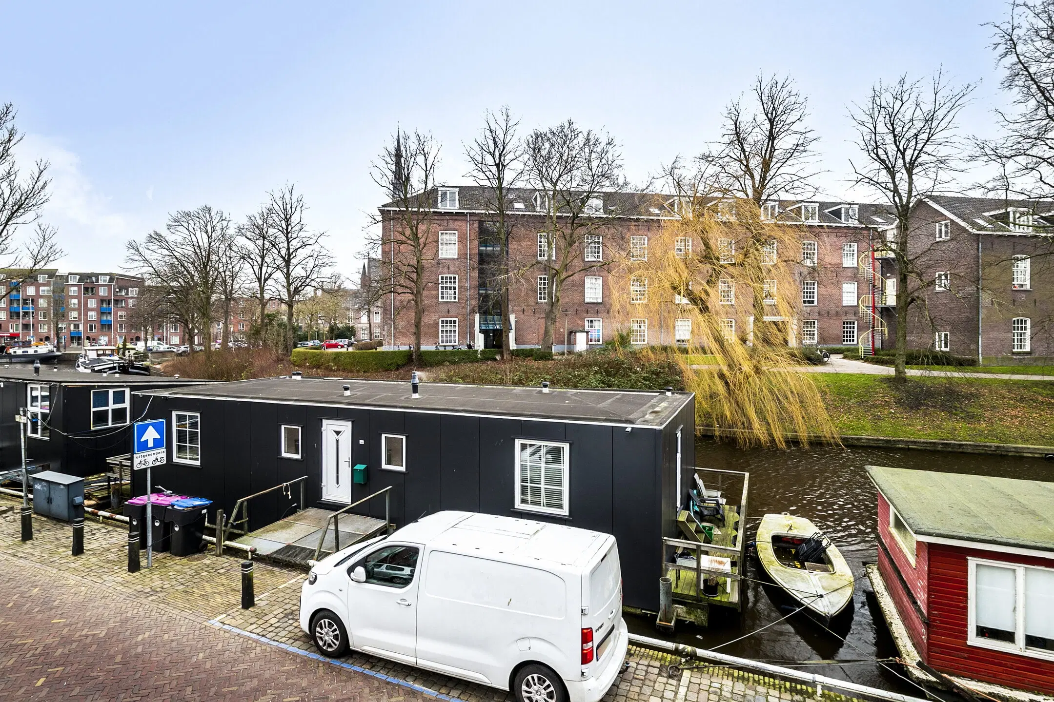 Woonboot aan de Oostersingel 94 te Leeuwarden