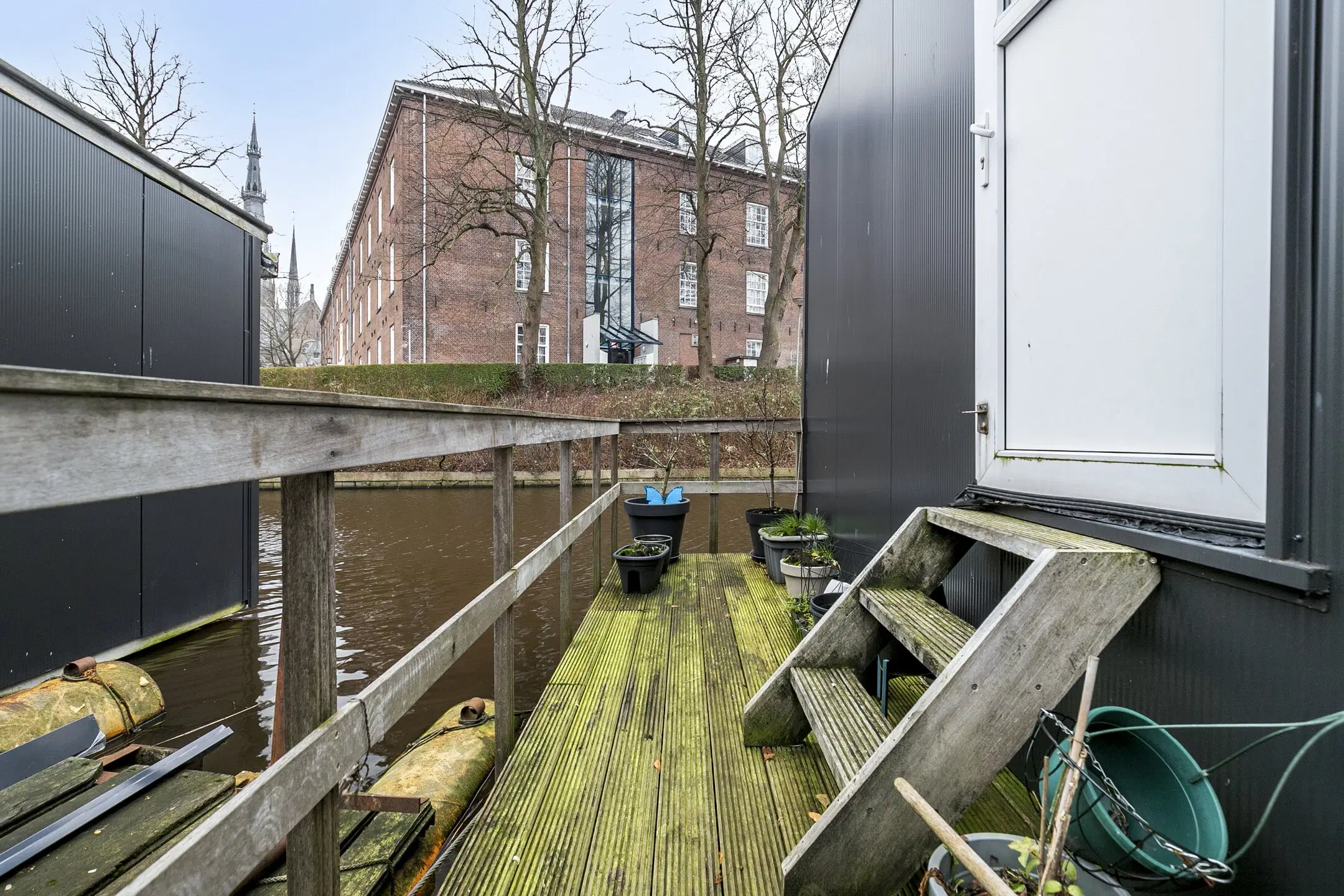 Woonboot aan de Oostersingel 94 te Leeuwarden