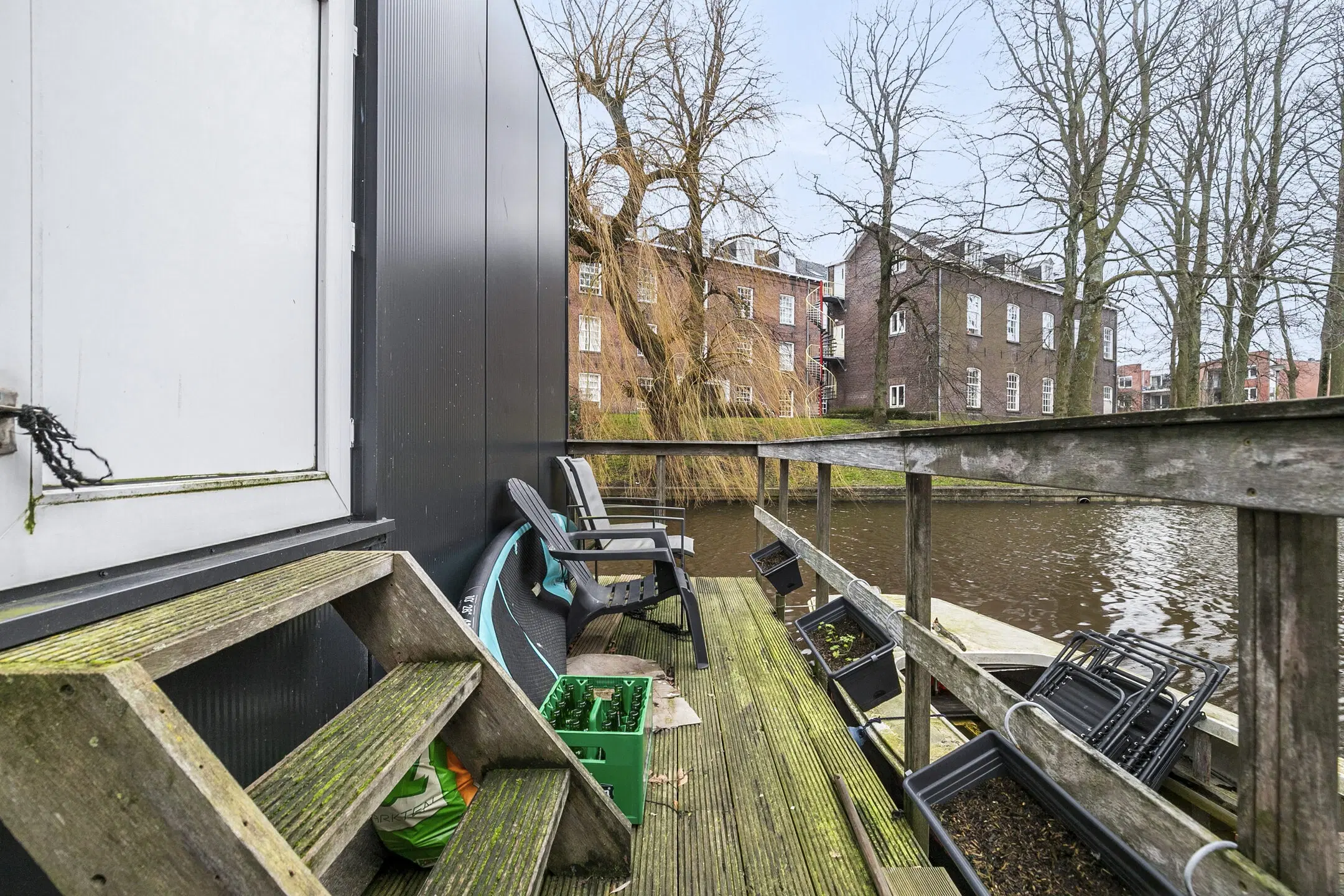 Woonboot aan de Oostersingel 94 te Leeuwarden