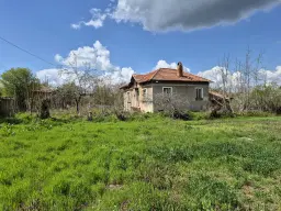Huis + bijgebouw + 1.700 m² grond in Chervena, Veliko Tarnovo - Bulgarije