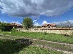 Huis + bijgebouw + 1.700 m² grond in Chervena, Veliko Tarnovo - Bulgarije