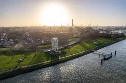 Unieke vrijwillige verkoop van een vrijstaande torenvilla gelegen te Pernis