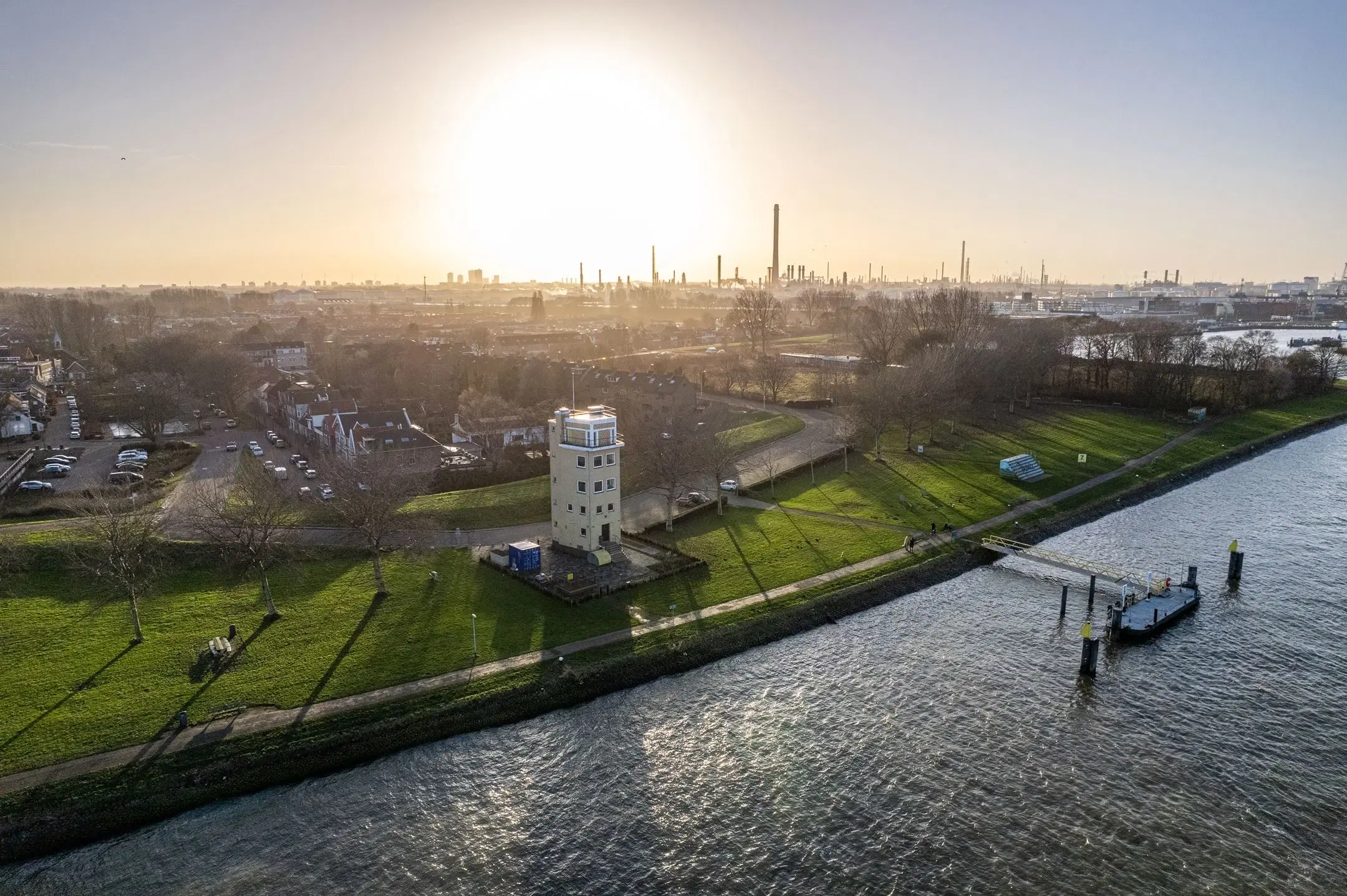 Unieke vrijwillige verkoop van een vrijstaande torenvilla gelegen te Pernis