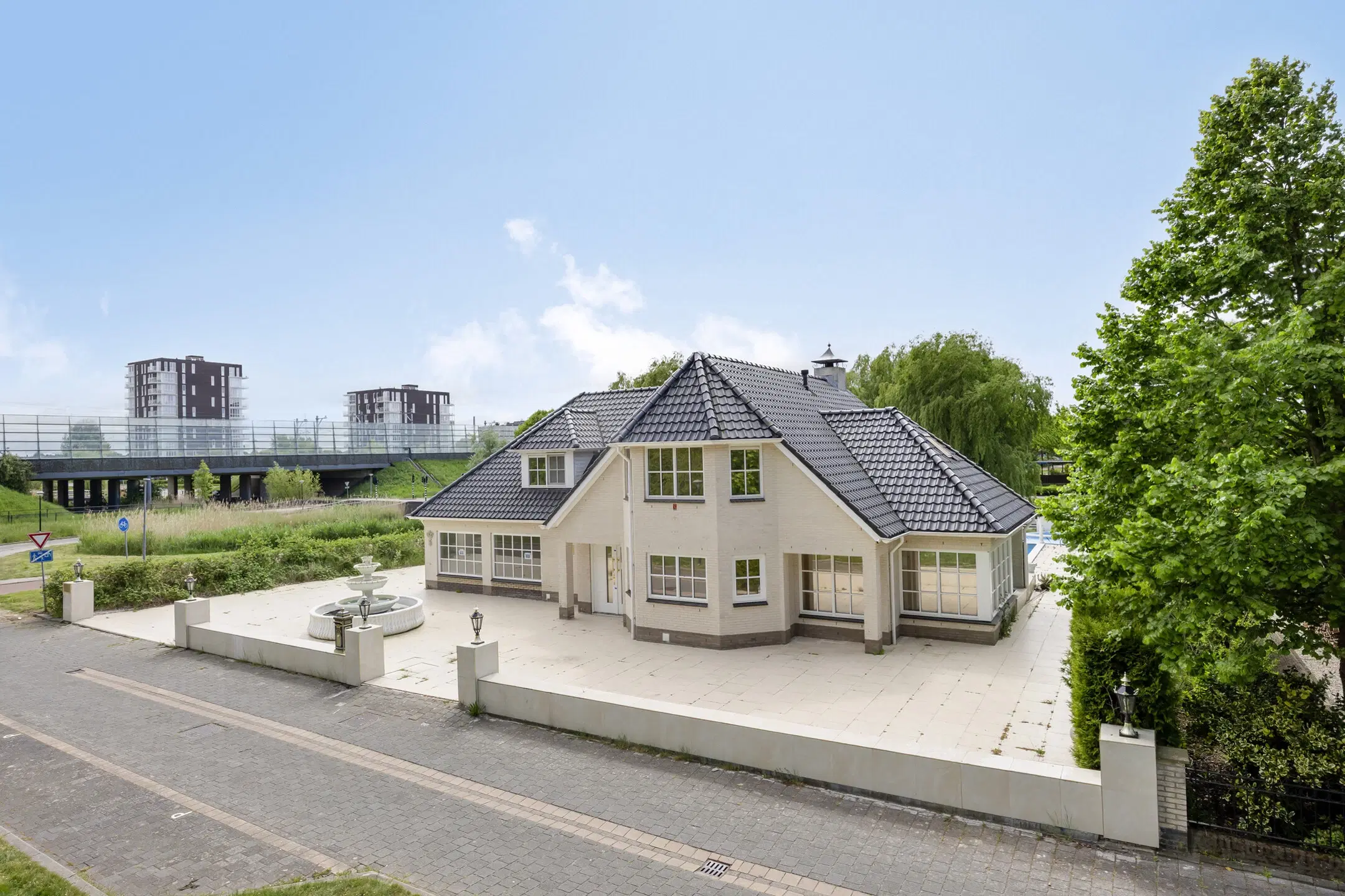 Almere, Vergulde Draakstraat 5