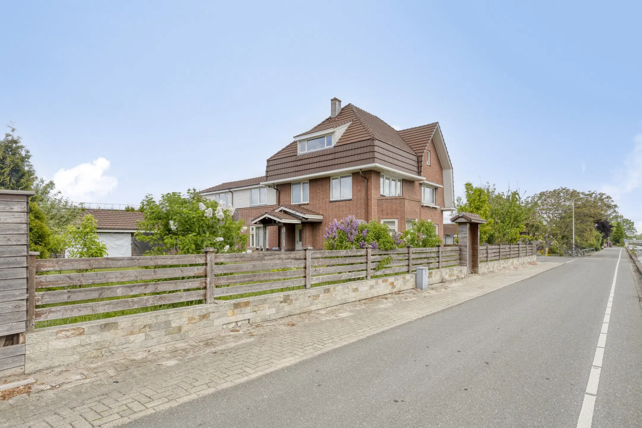 Poeldijk, Vredebestlaan 64