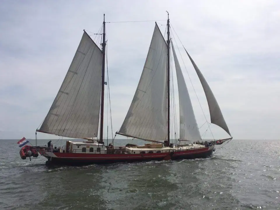 Zeilcharterschip 'Averechts' te Harlingen