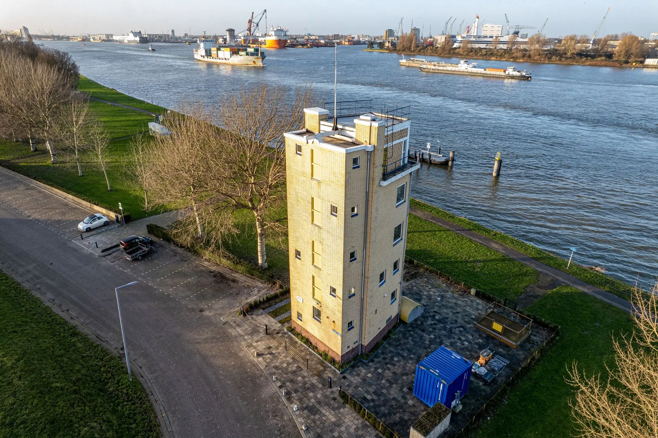 Unieke vrijwillige verkoop van een vrijstaande torenvilla gelegen te Pernis