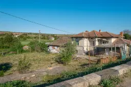 2-laagse grote woning, bijgebouwen + 1.110 m² grond in Polkovnik Dyakovo - Bulgarije
