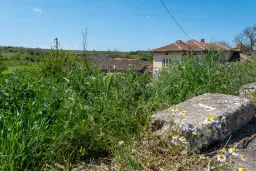 2-laagse grote woning, bijgebouwen + 1.110 m² grond in Polkovnik Dyakovo - Bulgarije