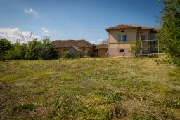 2-laagse grote woning, bijgebouwen + 1.110 m² grond in Polkovnik Dyakovo - Bulgarije