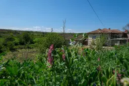 2-laagse grote woning, bijgebouwen + 1.110 m² grond in Polkovnik Dyakovo - Bulgarije