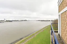 Unieke vrijwillige verkoop van een vrijstaande torenvilla gelegen te Pernis