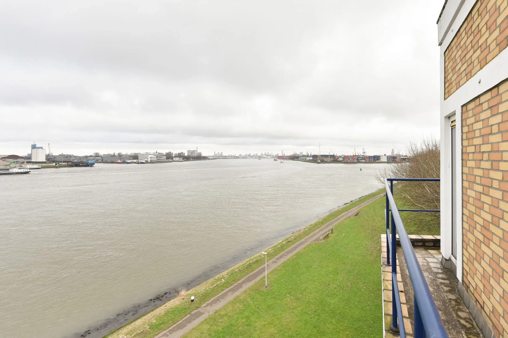 Unieke vrijwillige verkoop van een vrijstaande torenvilla gelegen te Pernis