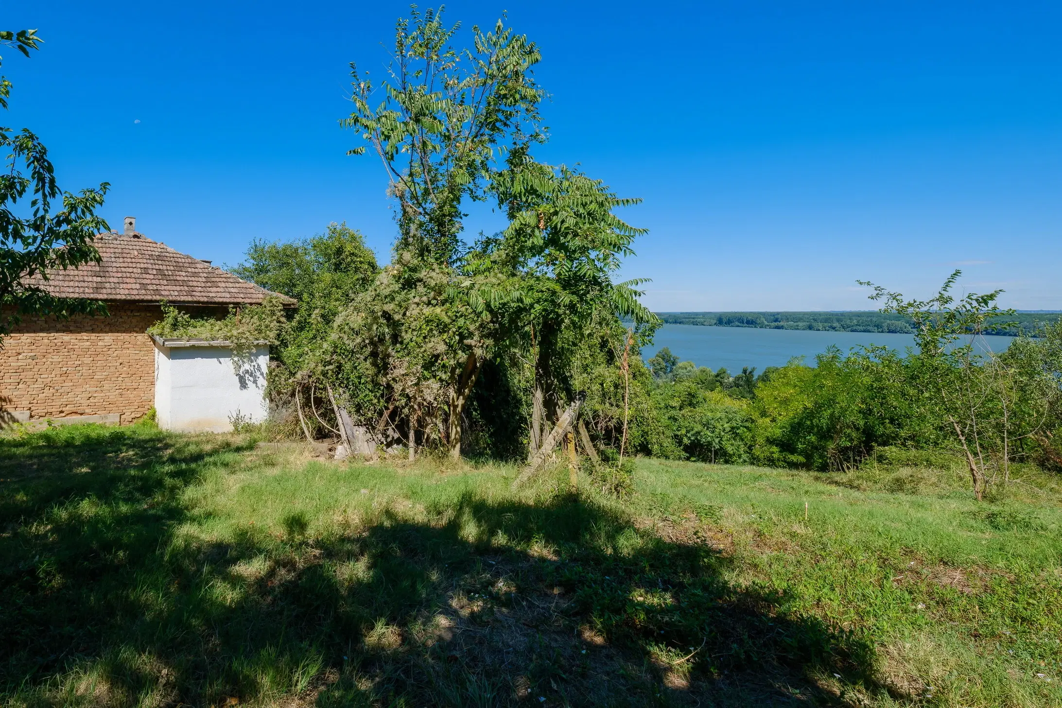 2 verdiepingen tellend huis met uitzicht op de Donau, bijgebouwen + 967 m² grond in Ostrov - Bulgarije