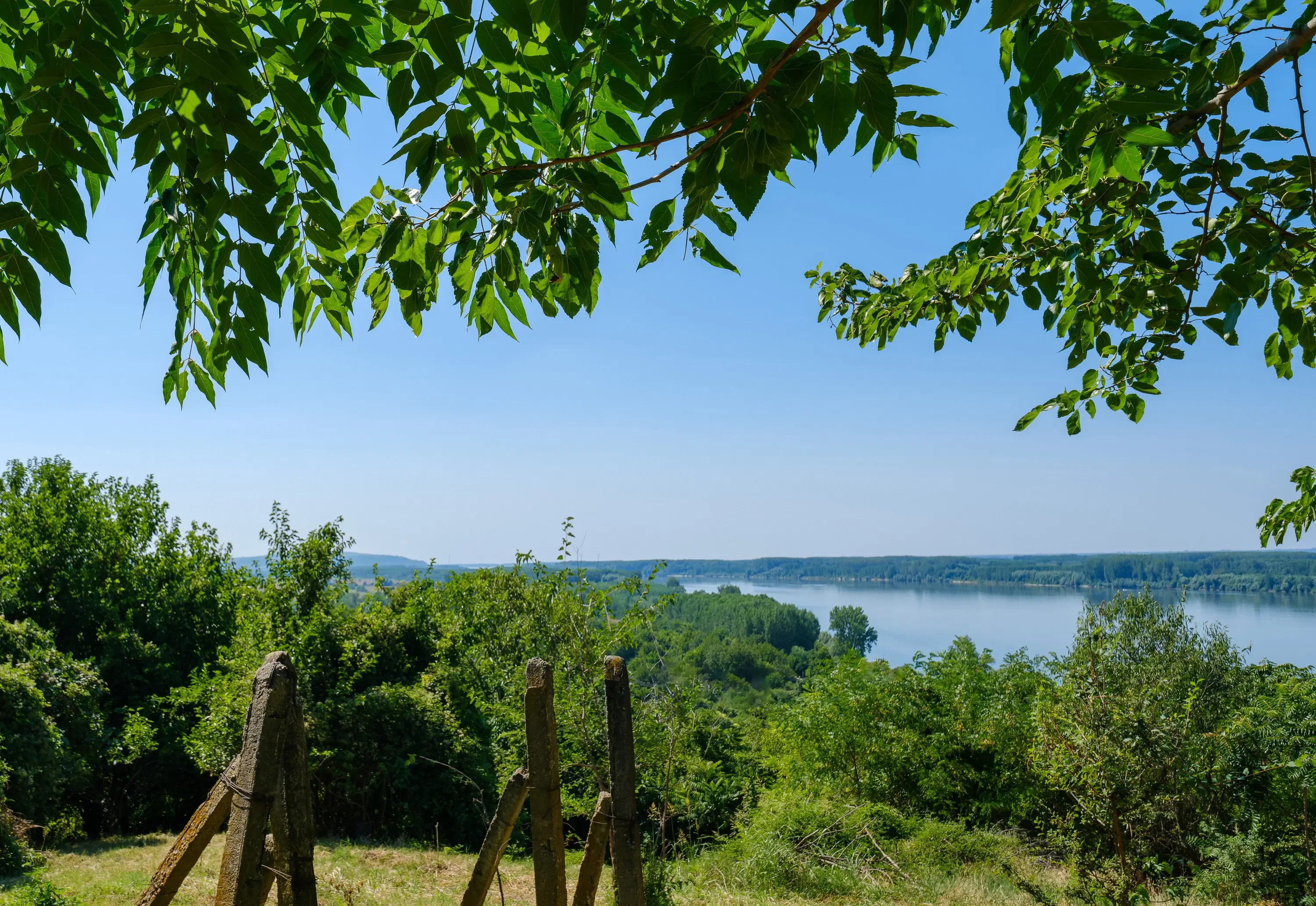 2 verdiepingen tellend huis met uitzicht op de Donau, bijgebouwen + 967 m² grond in Ostrov - Bulgarije