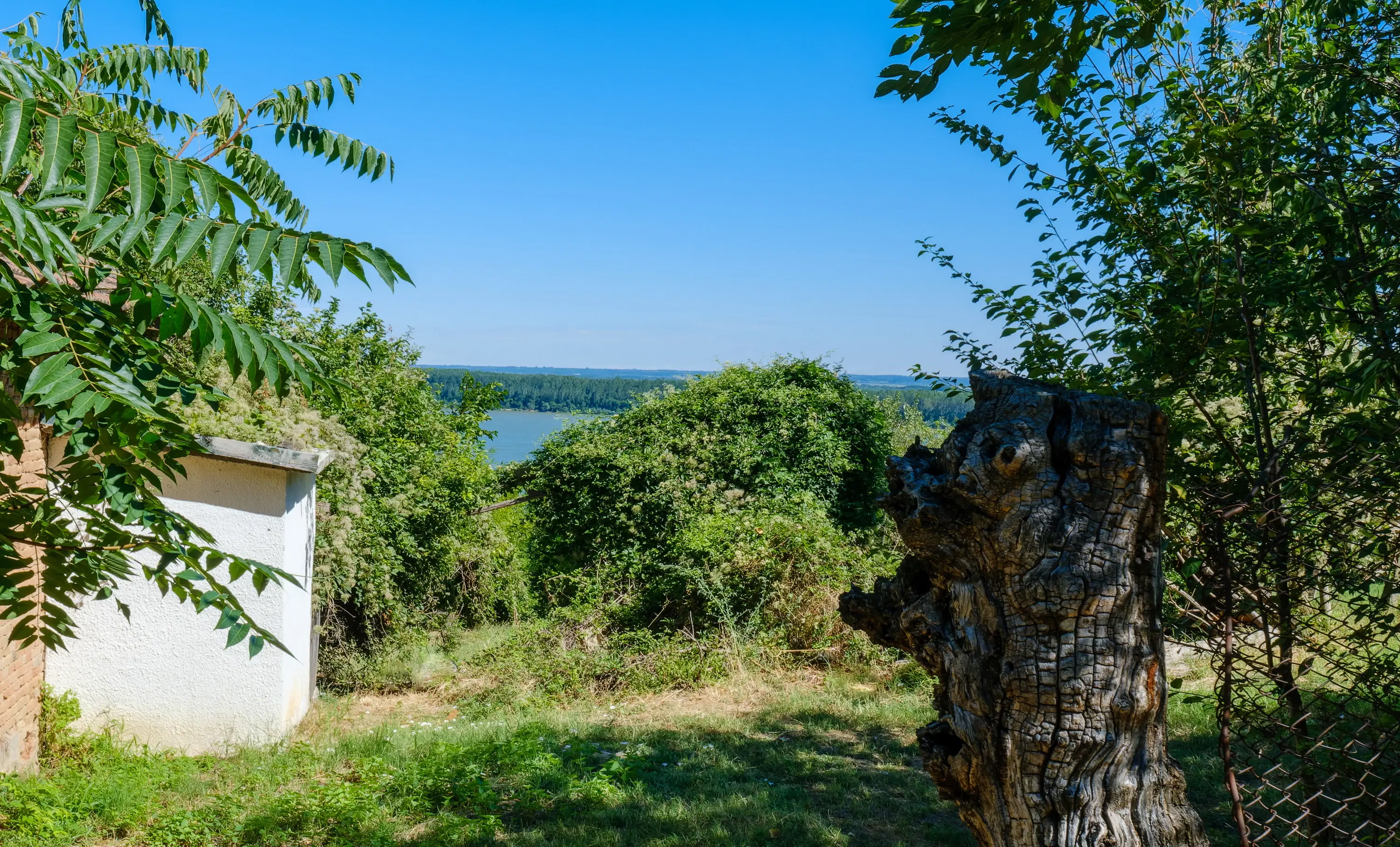 2 verdiepingen tellend huis met uitzicht op de Donau, bijgebouwen + 967 m² grond in Ostrov - Bulgarije