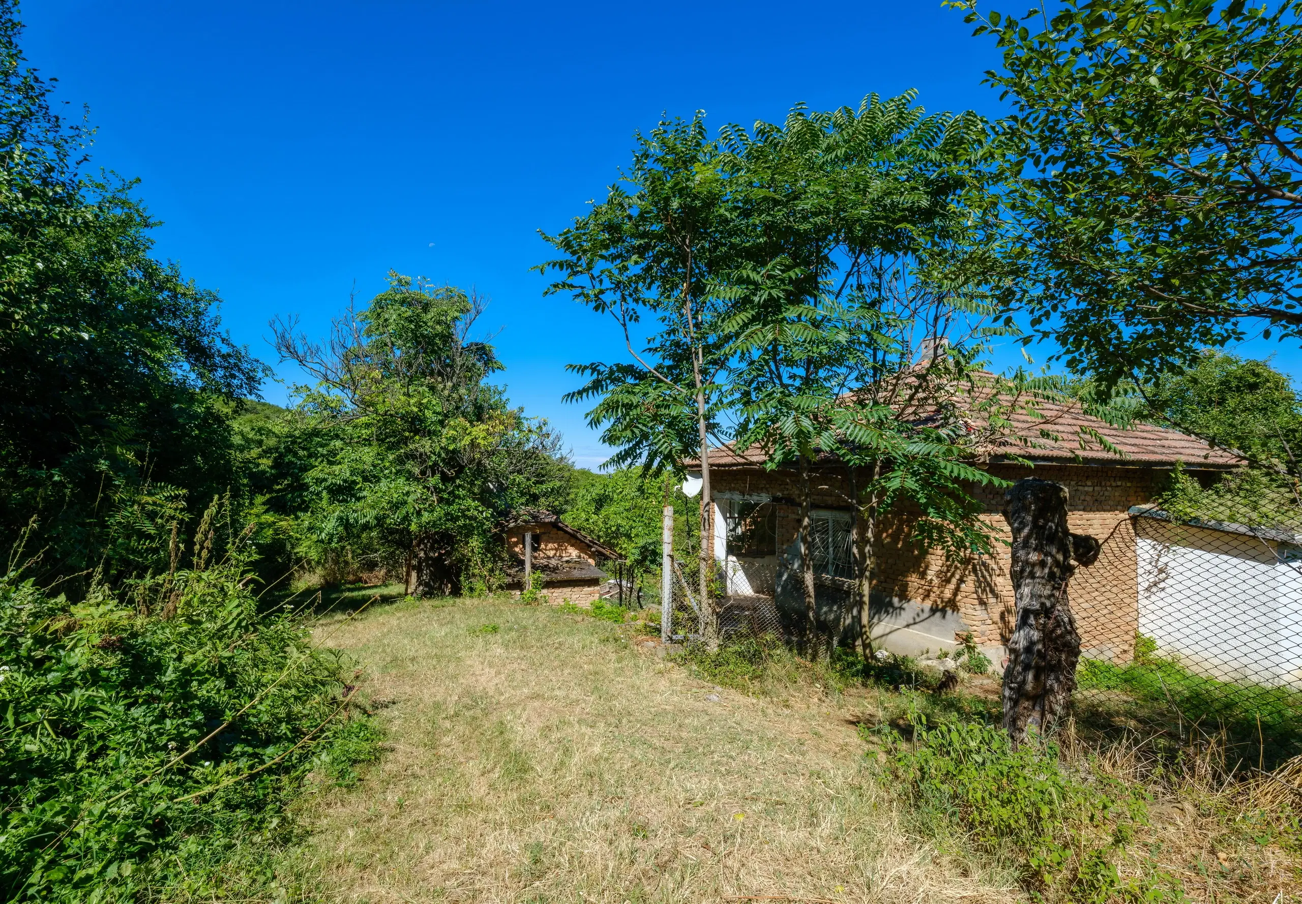 2 verdiepingen tellend huis met uitzicht op de Donau, bijgebouwen + 967 m² grond in Ostrov - Bulgarije