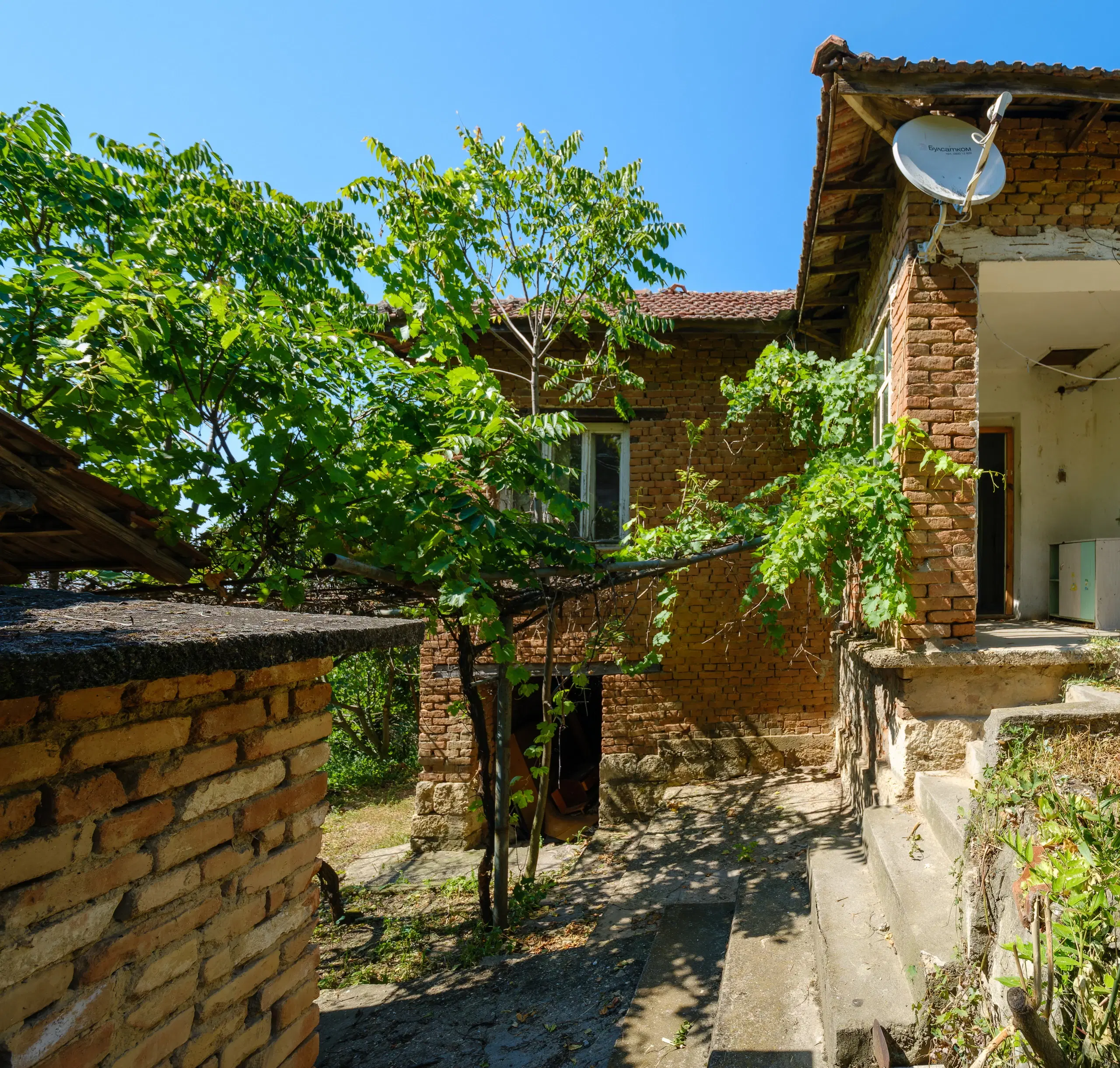 2 verdiepingen tellend huis met uitzicht op de Donau, bijgebouwen + 967 m² grond in Ostrov - Bulgarije