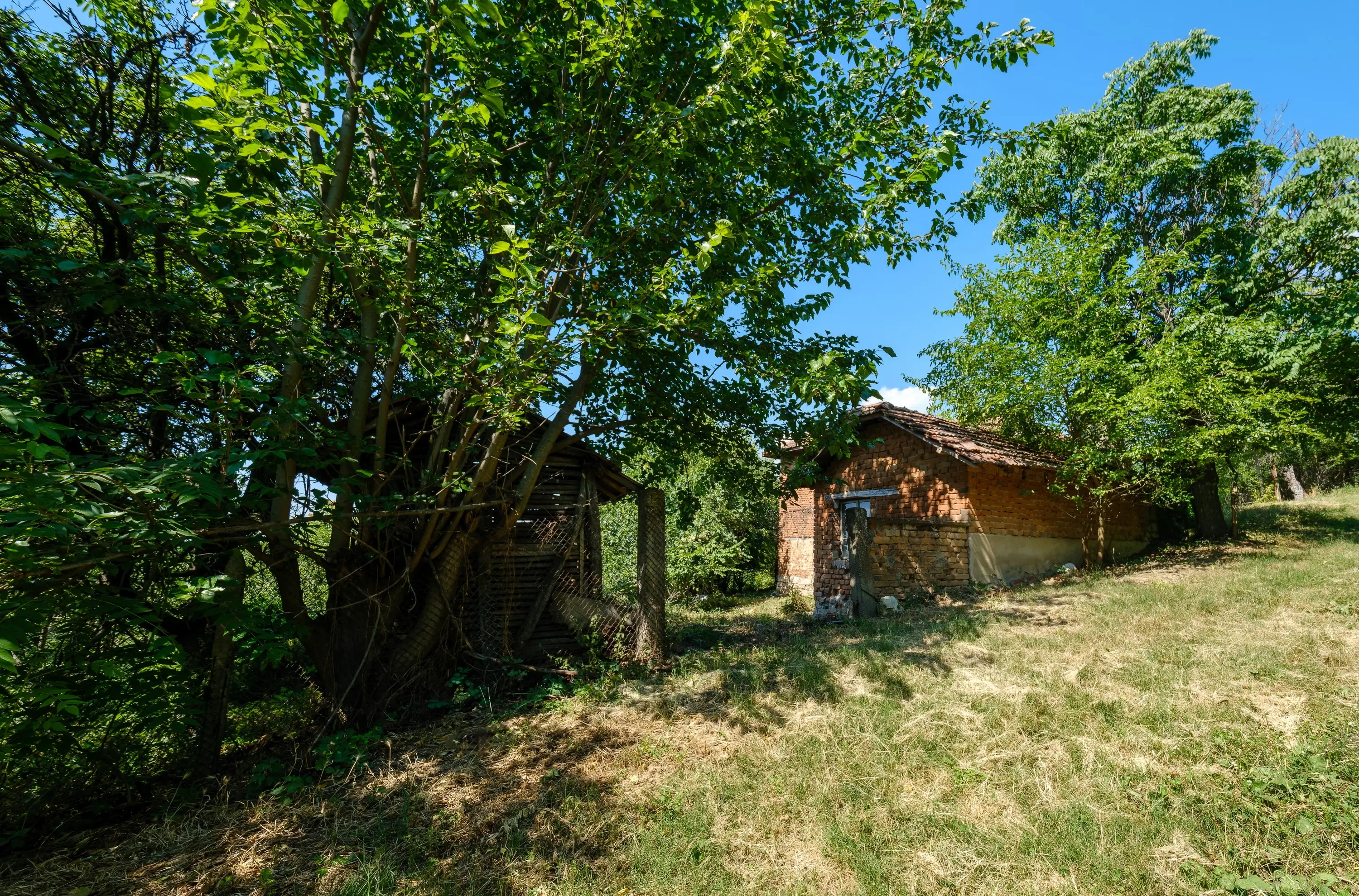 2 verdiepingen tellend huis met uitzicht op de Donau, bijgebouwen + 967 m² grond in Ostrov - Bulgarije