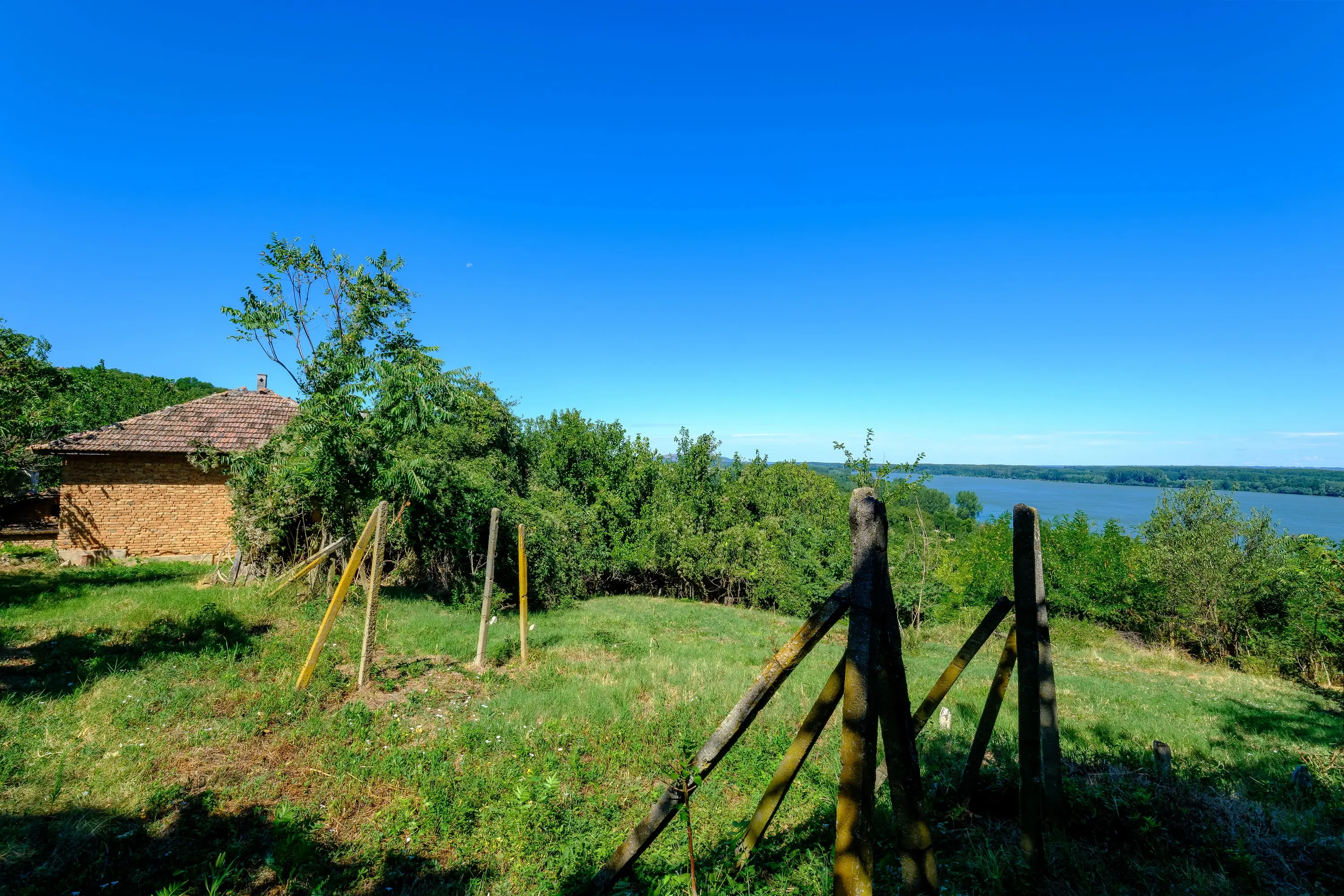 2 verdiepingen tellend huis met uitzicht op de Donau, bijgebouwen + 967 m² grond in Ostrov - Bulgarije