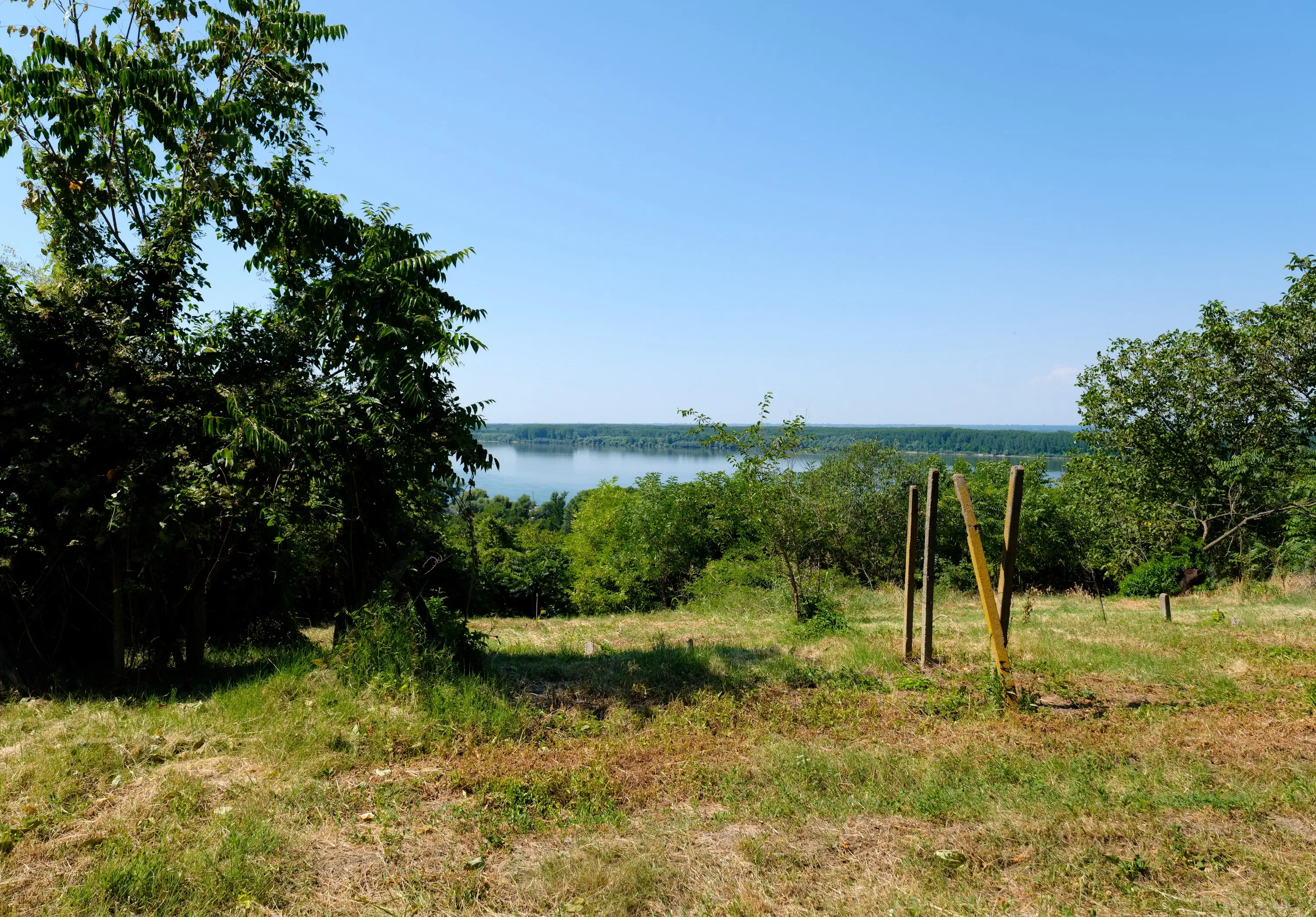 2 verdiepingen tellend huis met uitzicht op de Donau, bijgebouwen + 967 m² grond in Ostrov - Bulgarije
