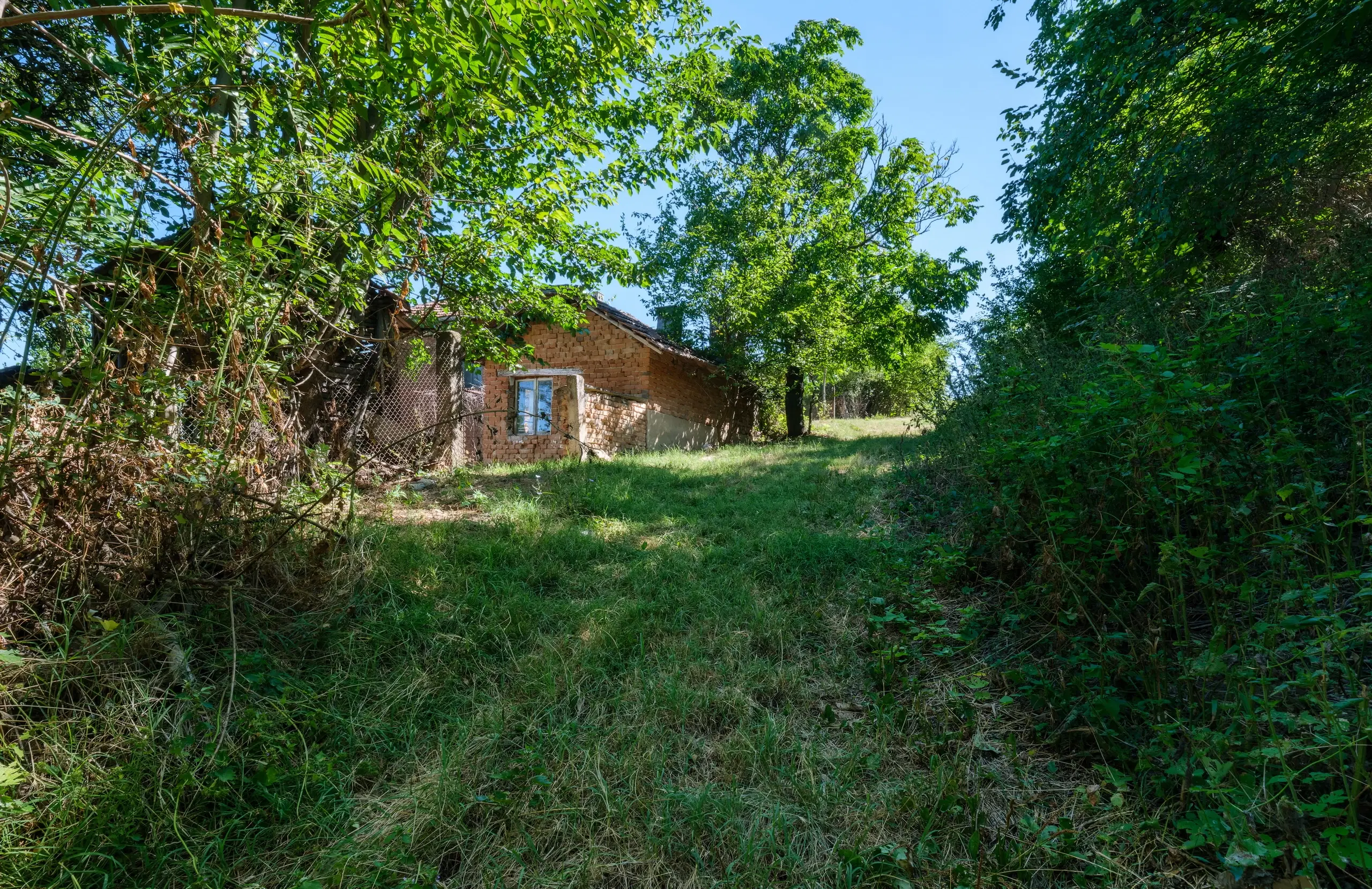 2 verdiepingen tellend huis met uitzicht op de Donau, bijgebouwen + 967 m² grond in Ostrov - Bulgarije