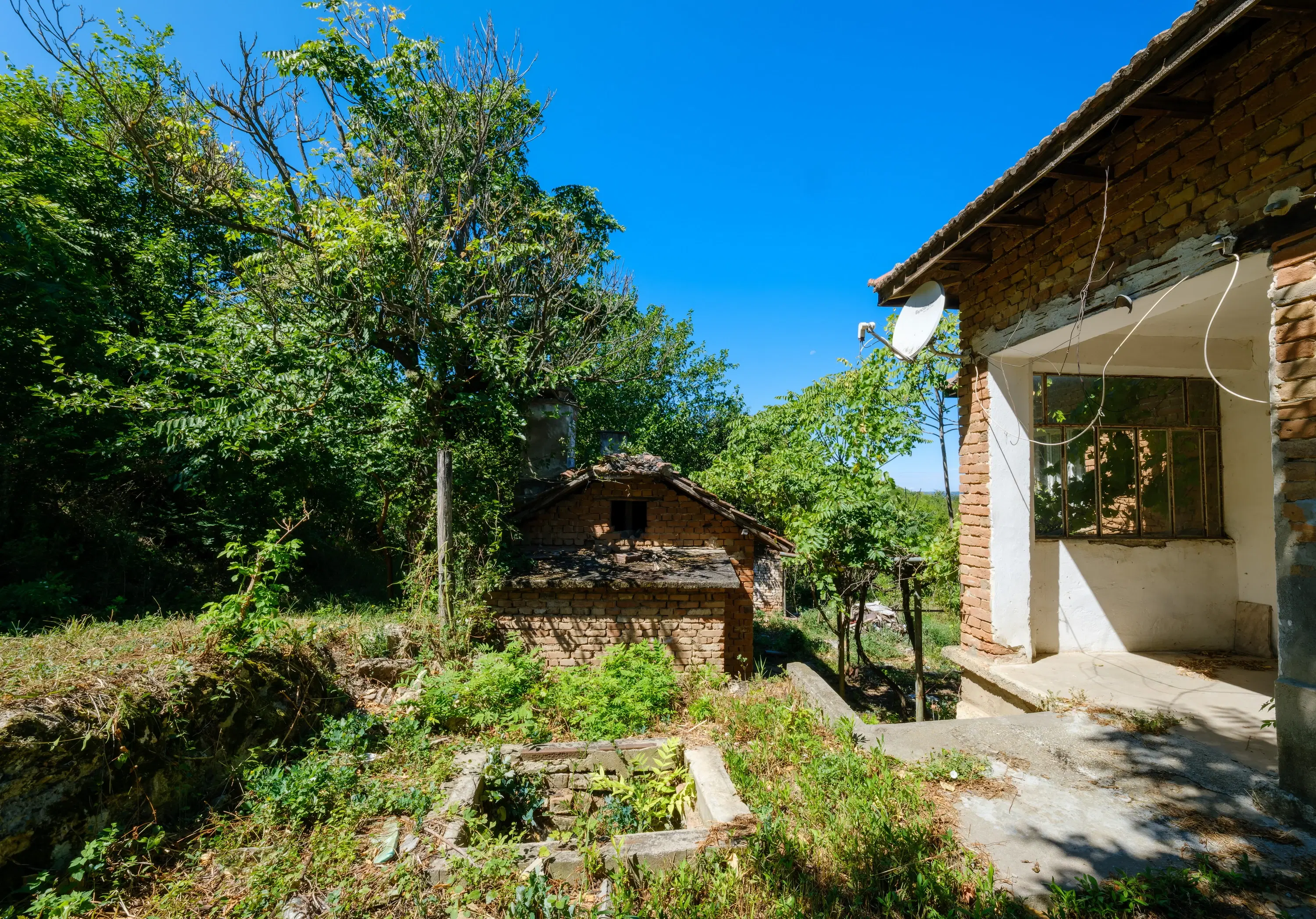2 verdiepingen tellend huis met uitzicht op de Donau, bijgebouwen + 967 m² grond in Ostrov - Bulgarije