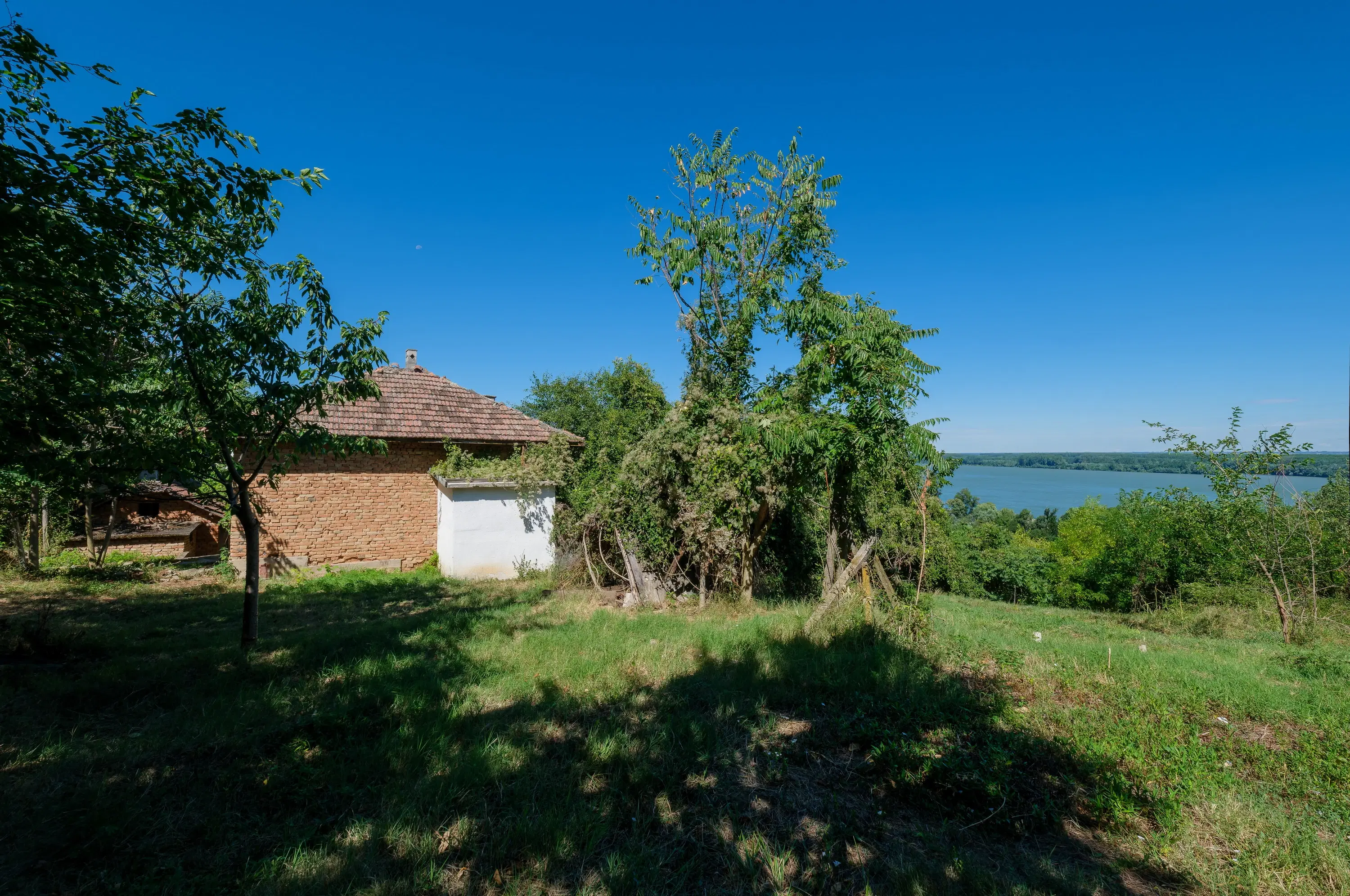 2 verdiepingen tellend huis met uitzicht op de Donau, bijgebouwen + 967 m² grond in Ostrov - Bulgarije