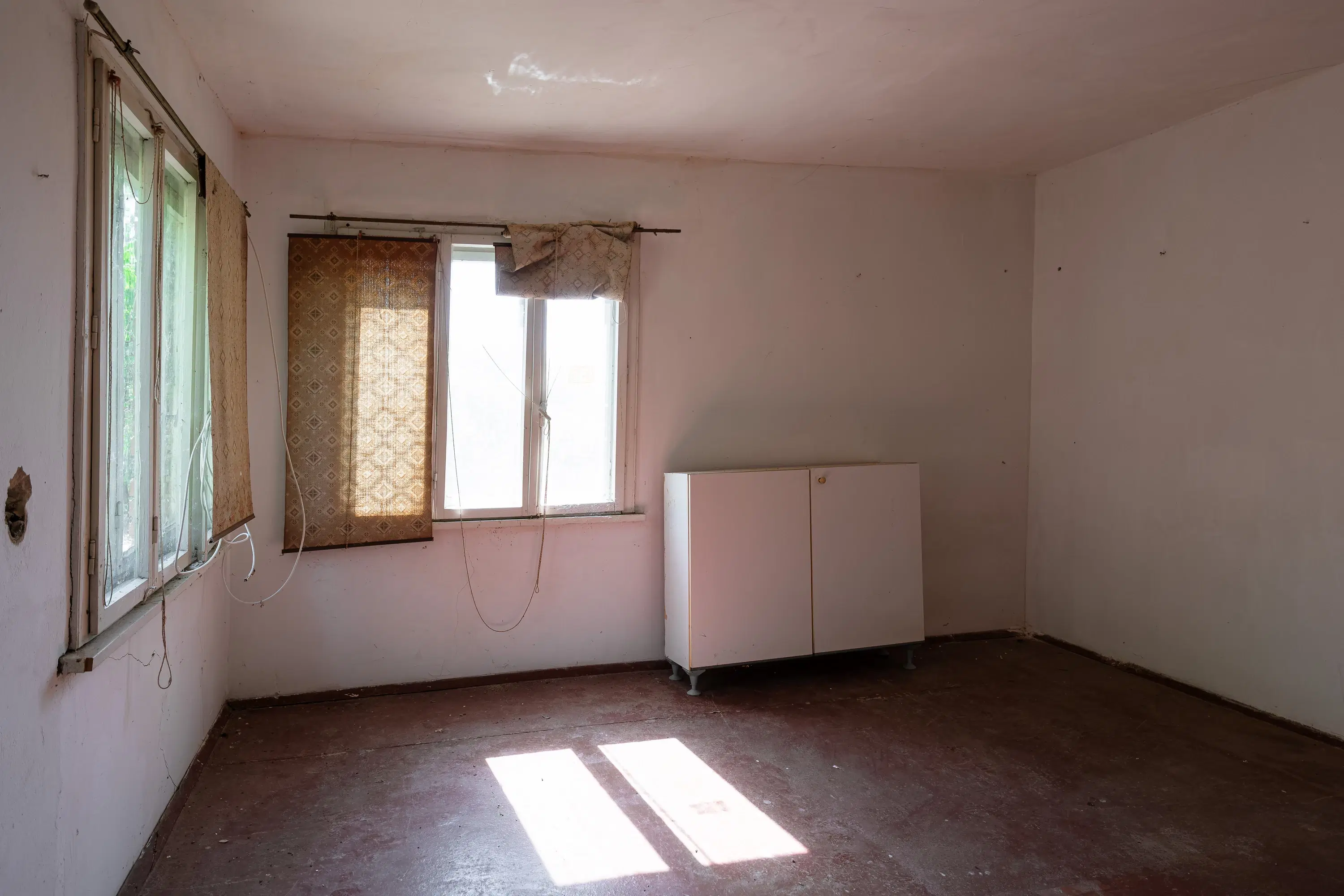 2 verdiepingen tellend huis met uitzicht op de Donau, bijgebouwen + 967 m² grond in Ostrov - Bulgarije