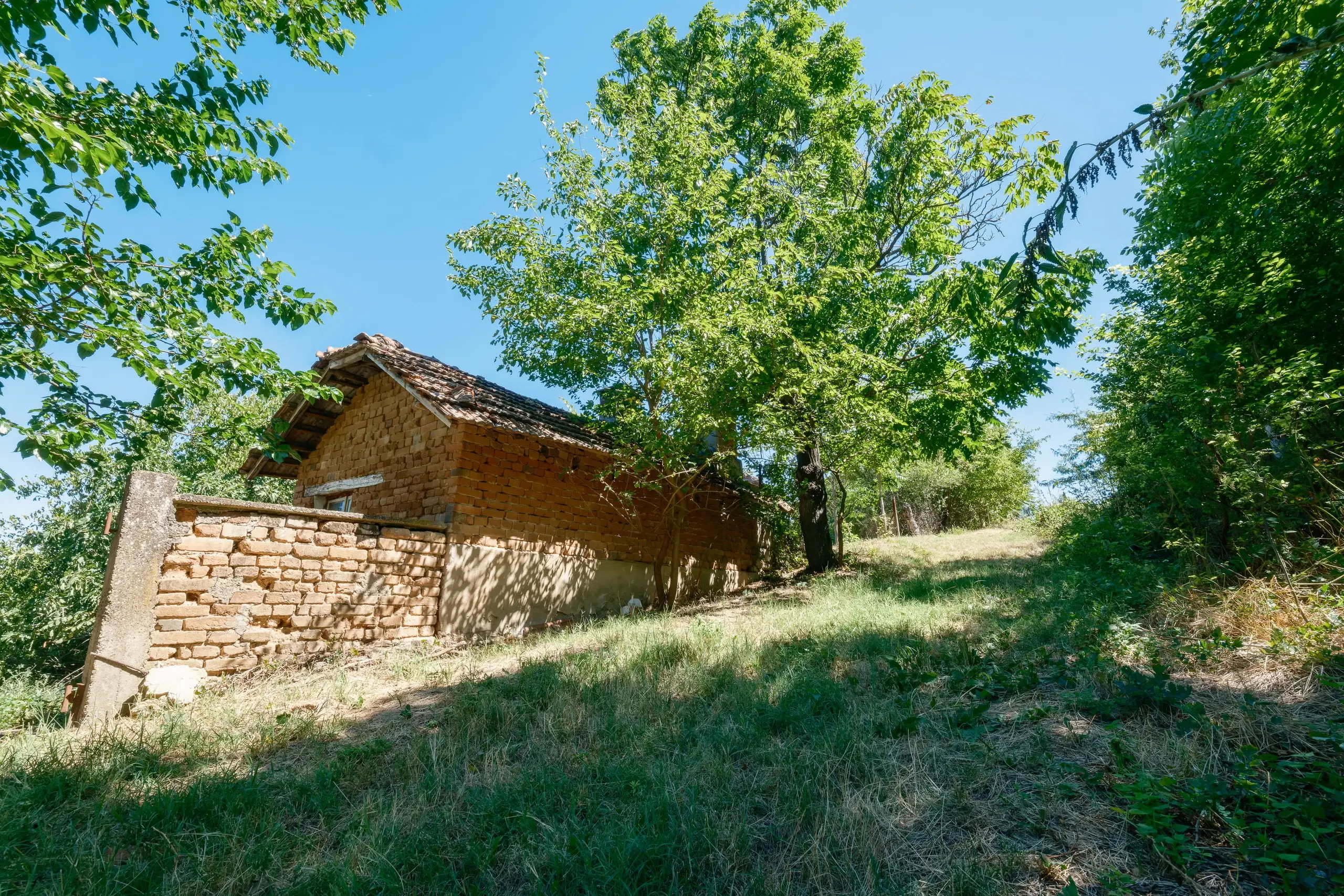 2 verdiepingen tellend huis met uitzicht op de Donau, bijgebouwen + 967 m² grond in Ostrov - Bulgarije