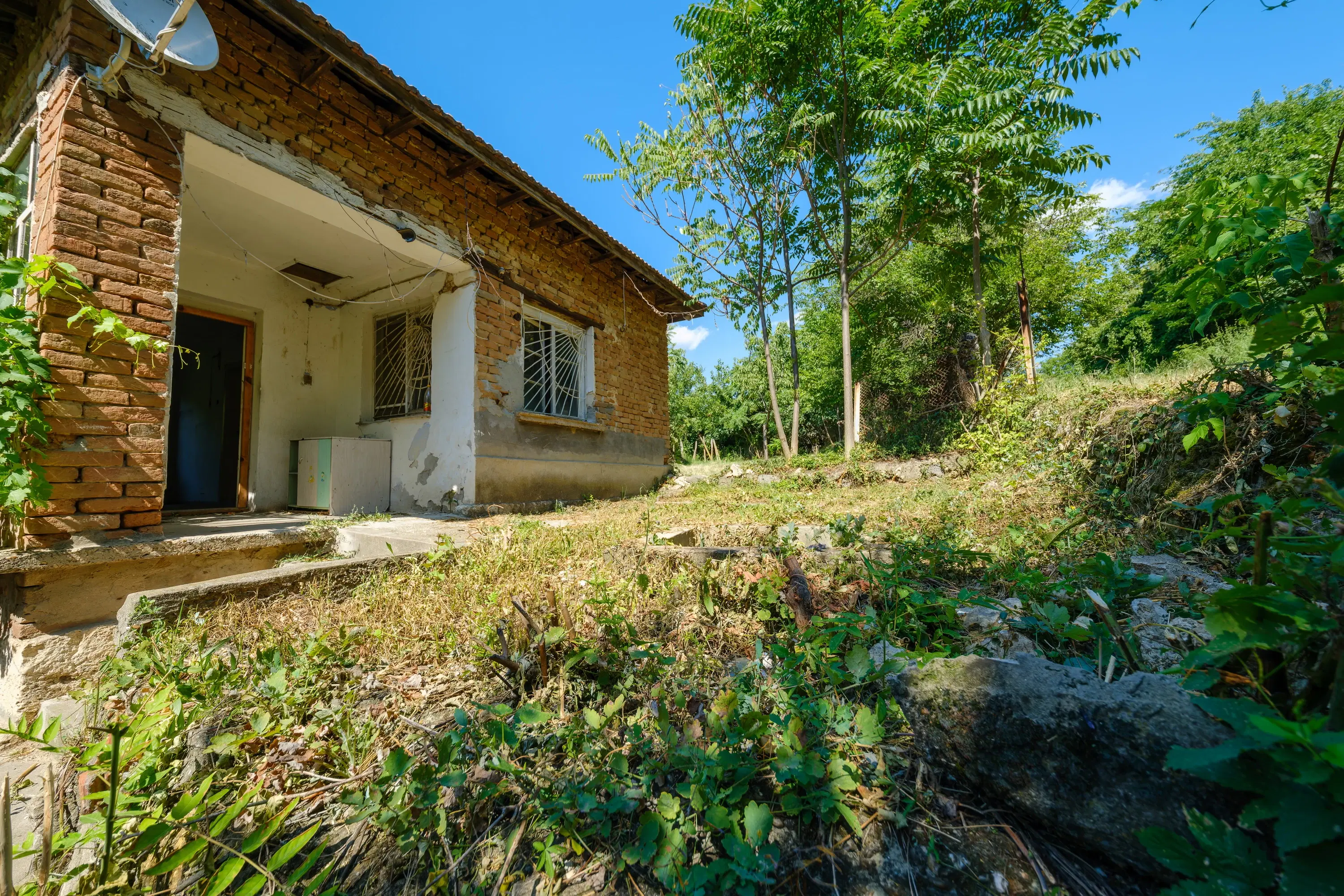 2 verdiepingen tellend huis met uitzicht op de Donau, bijgebouwen + 967 m² grond in Ostrov - Bulgarije