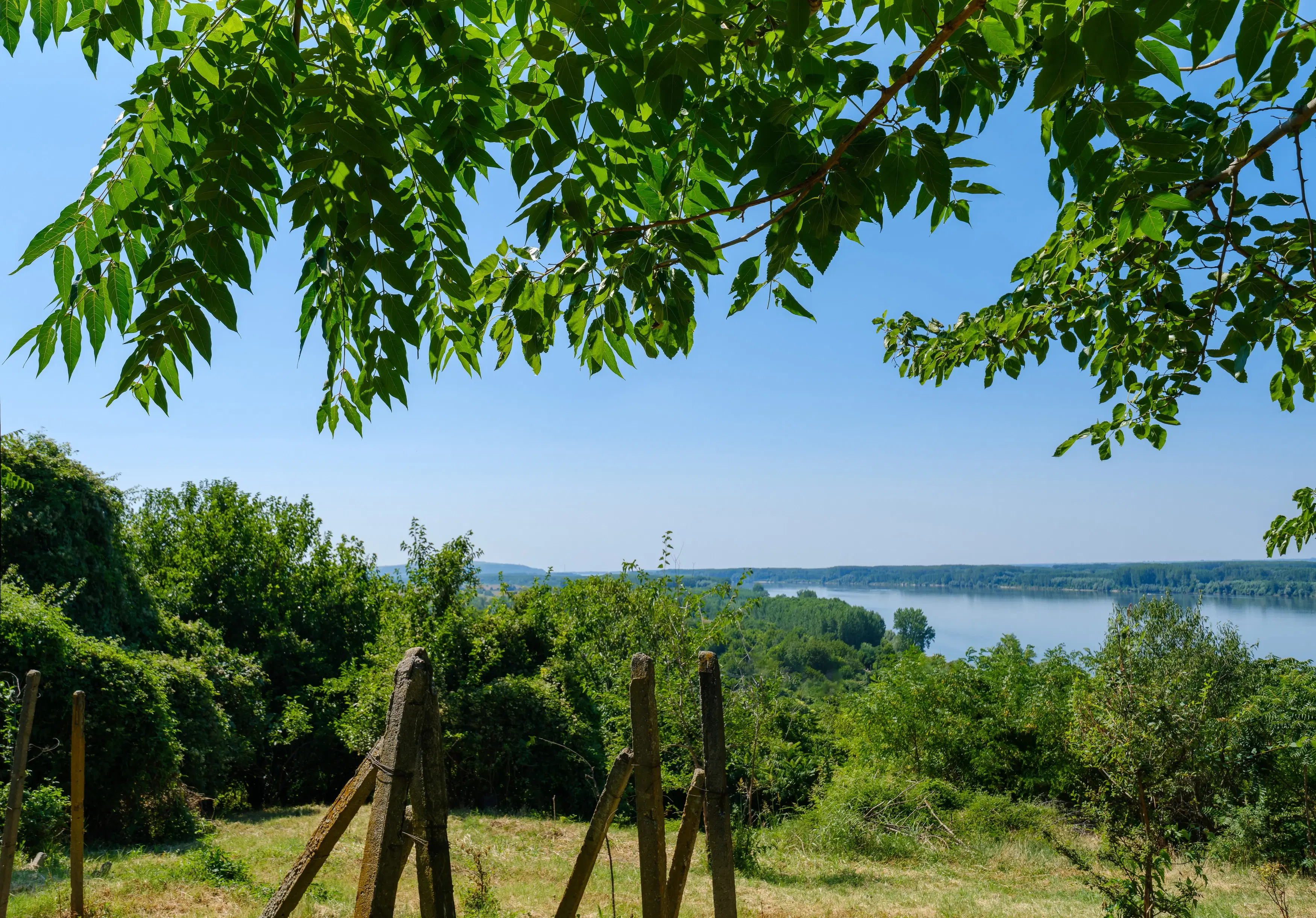 2 verdiepingen tellend huis met uitzicht op de Donau, bijgebouwen + 967 m² grond in Ostrov - Bulgarije