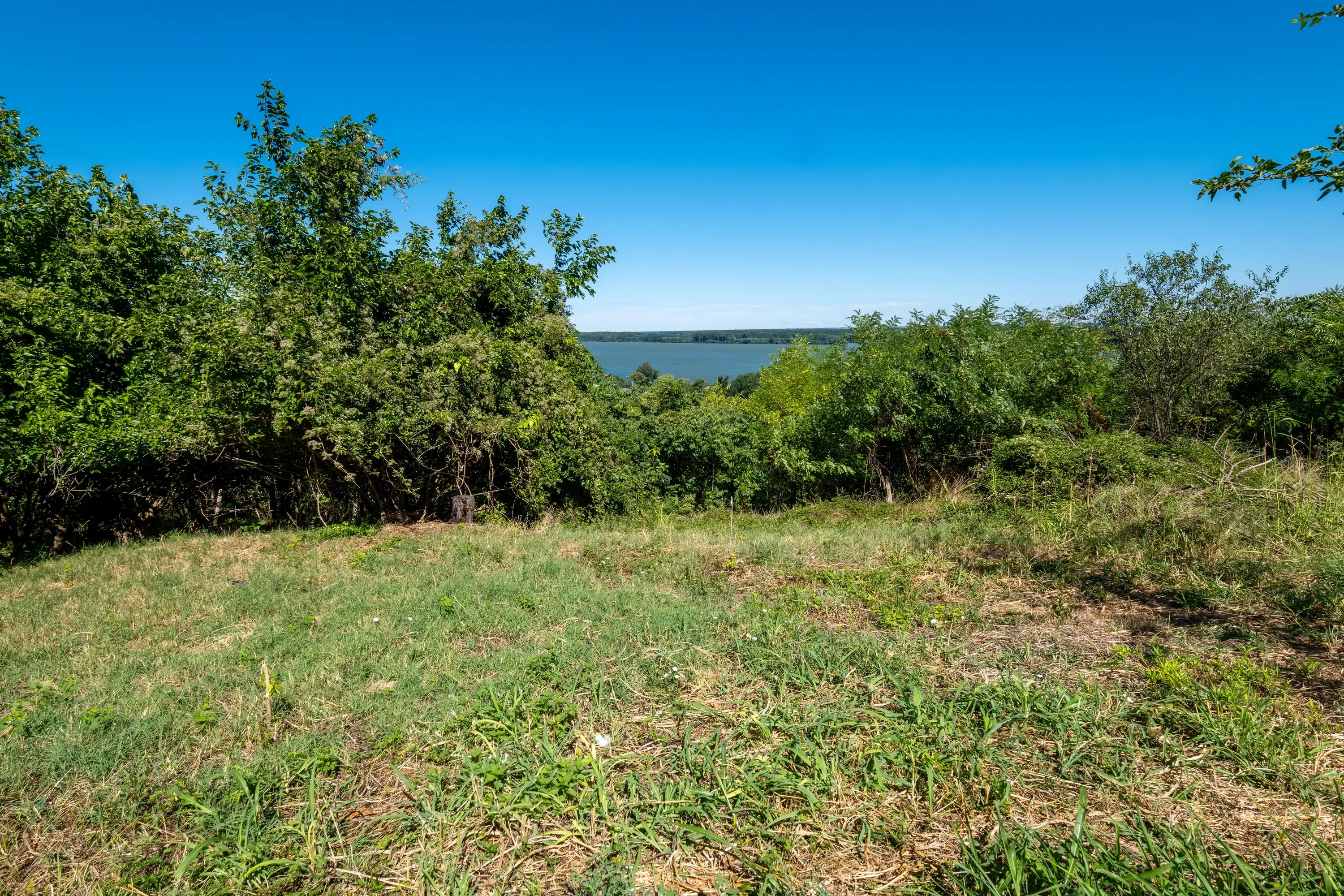 2 verdiepingen tellend huis met uitzicht op de Donau, bijgebouwen + 967 m² grond in Ostrov - Bulgarije