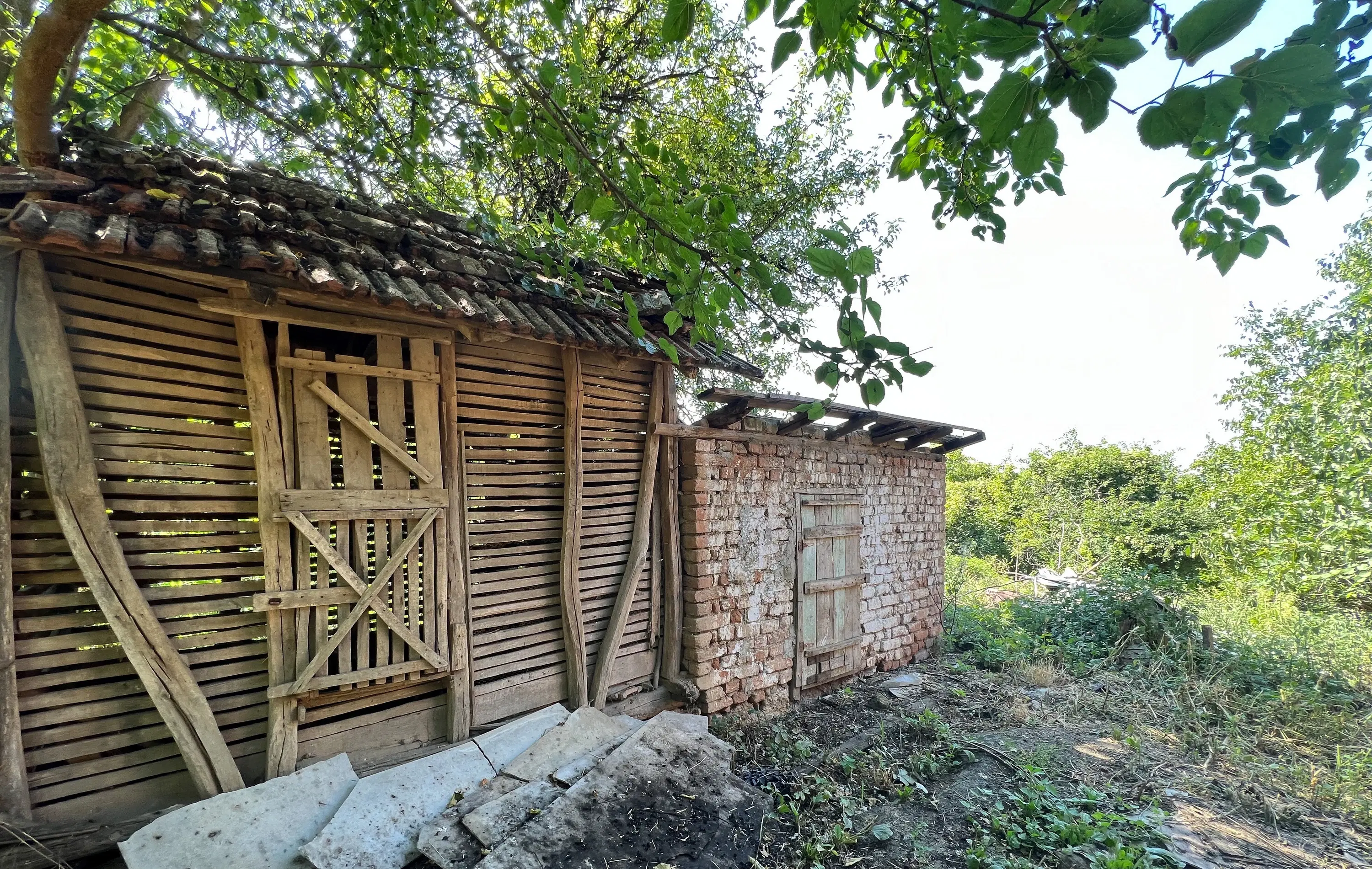 2 verdiepingen tellend huis met uitzicht op de Donau, bijgebouwen + 967 m² grond in Ostrov - Bulgarije