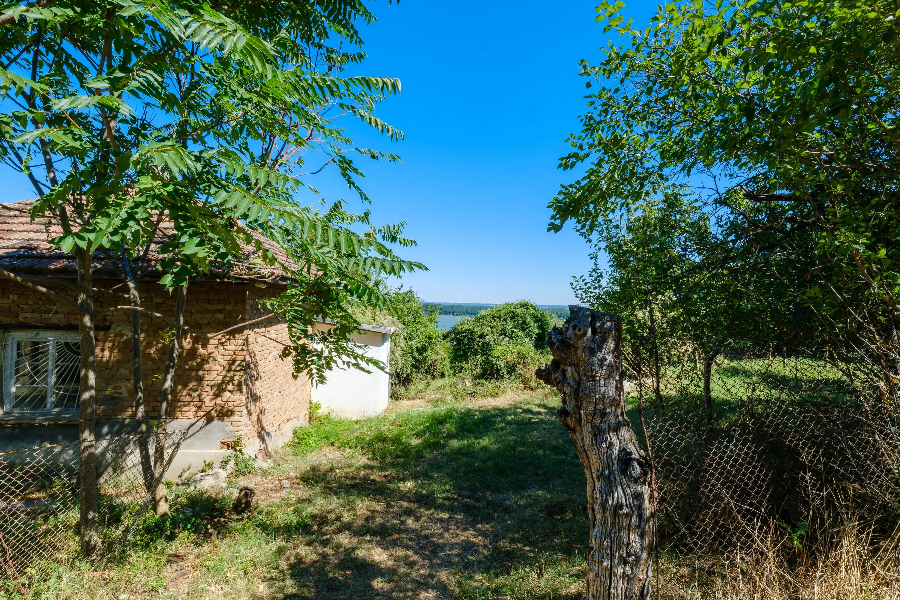 2 verdiepingen tellend huis met uitzicht op de Donau, bijgebouwen + 967 m² grond in Ostrov - Bulgarije