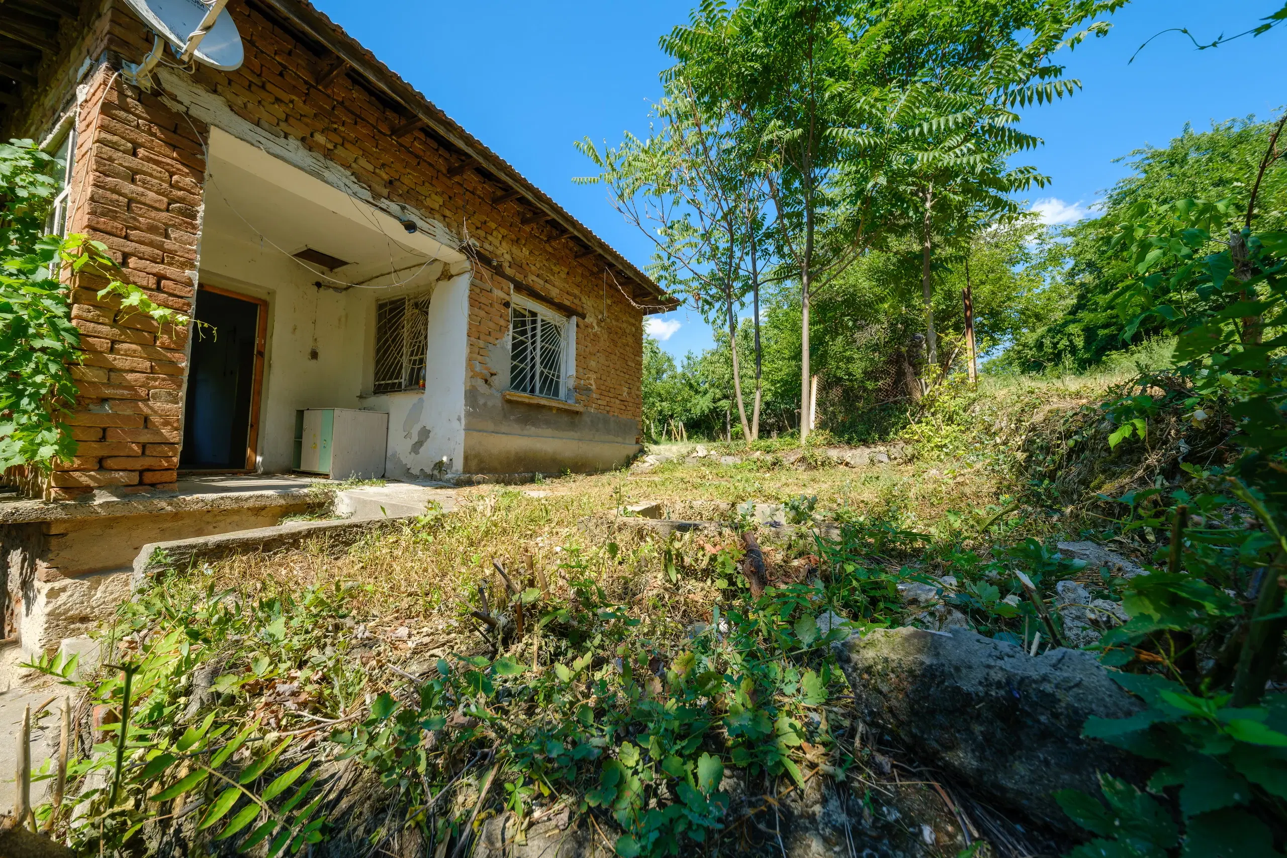 2 verdiepingen tellend huis met uitzicht op de Donau, bijgebouwen + 967 m² grond in Ostrov - Bulgarije