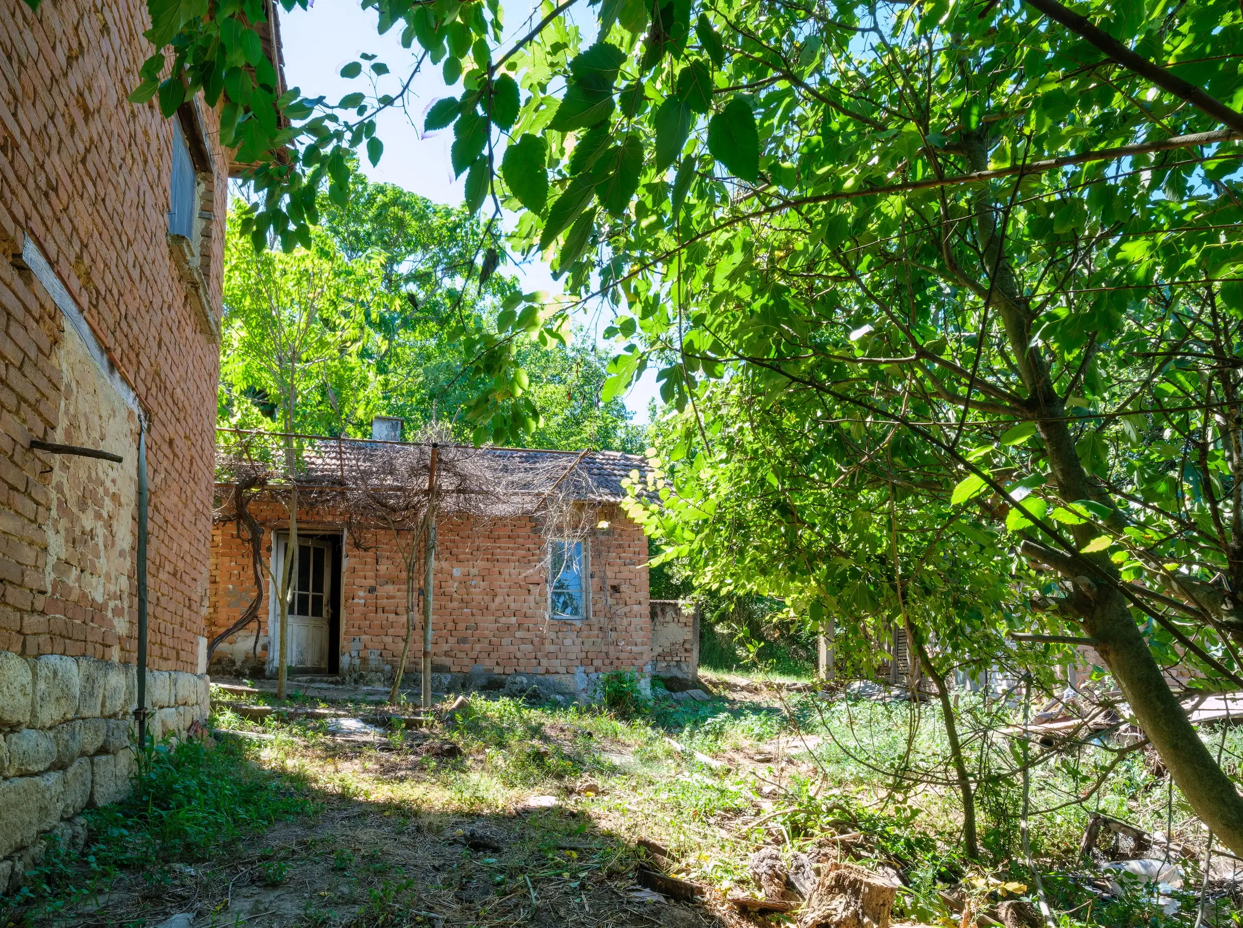 2 verdiepingen tellend huis met uitzicht op de Donau, bijgebouwen + 967 m² grond in Ostrov - Bulgarije