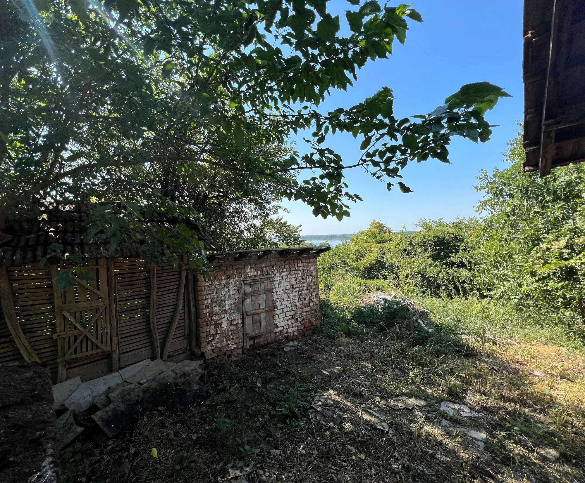 2 verdiepingen tellend huis met uitzicht op de Donau, bijgebouwen + 967 m² grond in Ostrov - Bulgarije