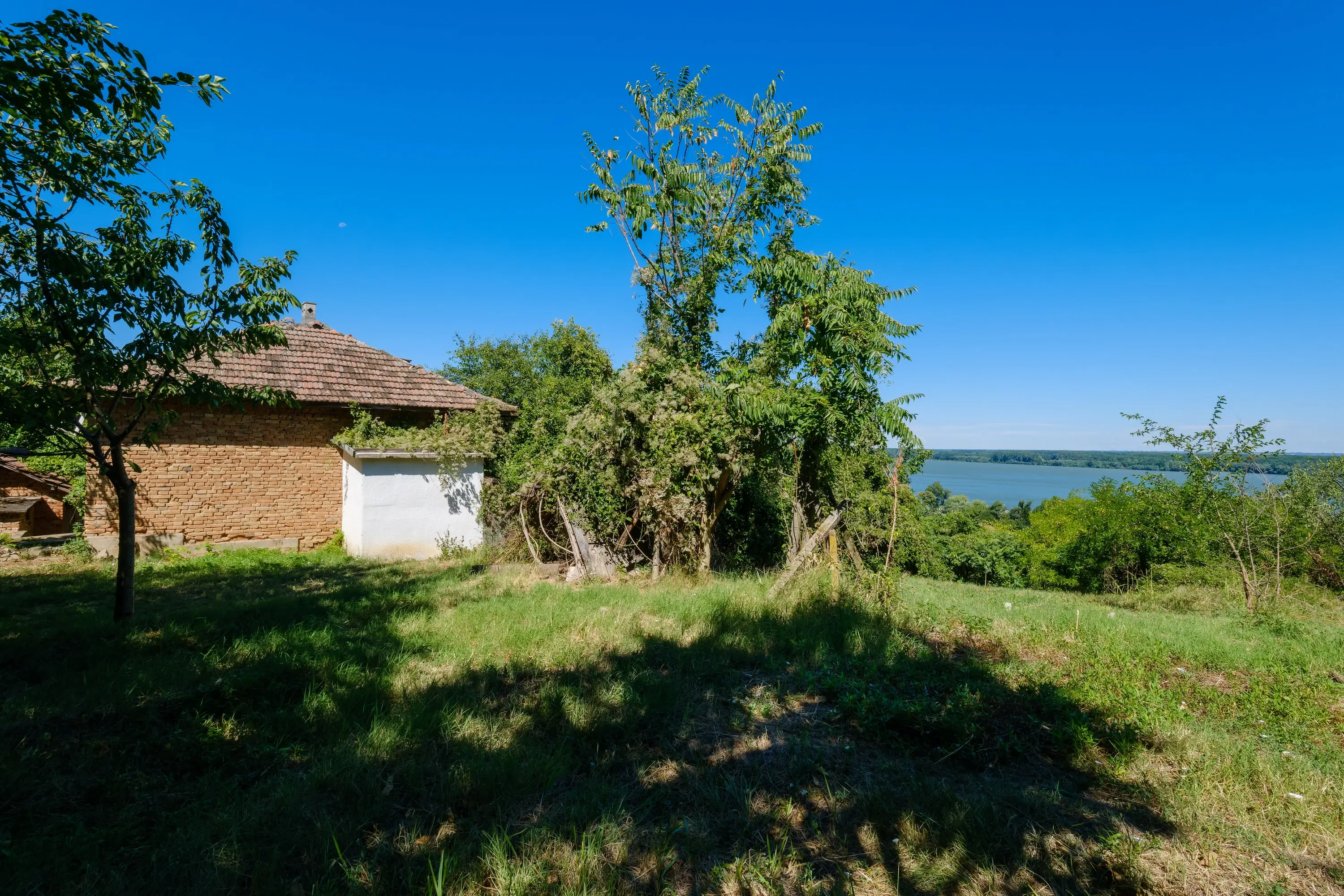 2 verdiepingen tellend huis met uitzicht op de Donau, bijgebouwen + 967 m² grond in Ostrov - Bulgarije