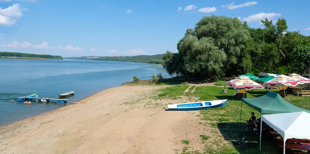 2 verdiepingen tellend huis met uitzicht op de Donau, bijgebouwen + 967 m² grond in Ostrov - Bulgarije
