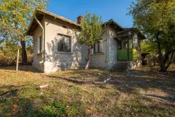 1.238 m² grond met een klassiek Balkanhuis en bijgebouw in Izvor Mahala - Bulgarije