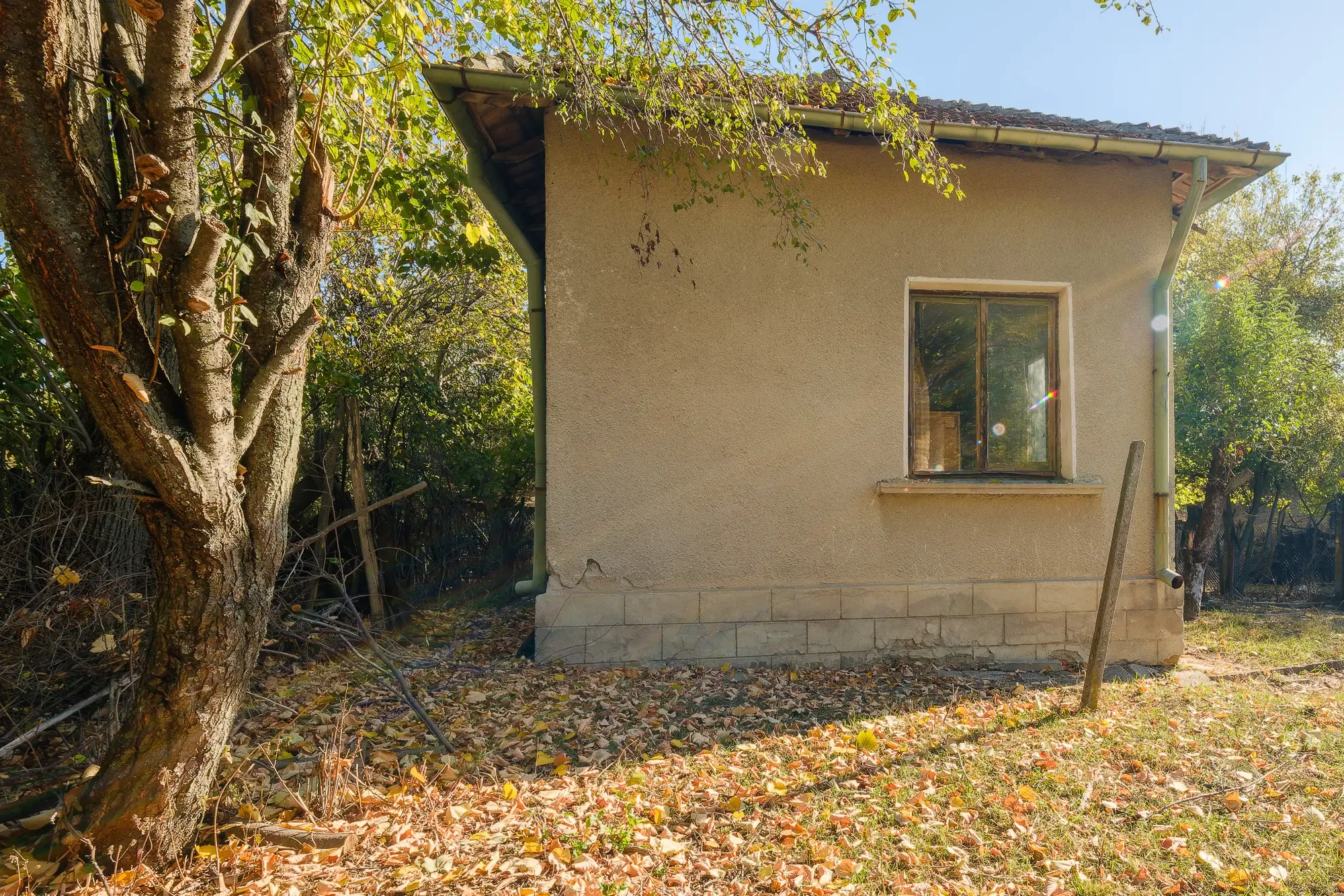 1.238 m² grond met een klassiek Balkanhuis en bijgebouw in Izvor Mahala - Bulgarije