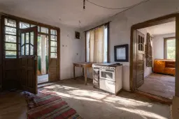 1.238 m² grond met een klassiek Balkanhuis en bijgebouw in Izvor Mahala - Bulgarije