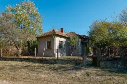 1.238 m² grond met een klassiek Balkanhuis en bijgebouw in Izvor Mahala - Bulgarije