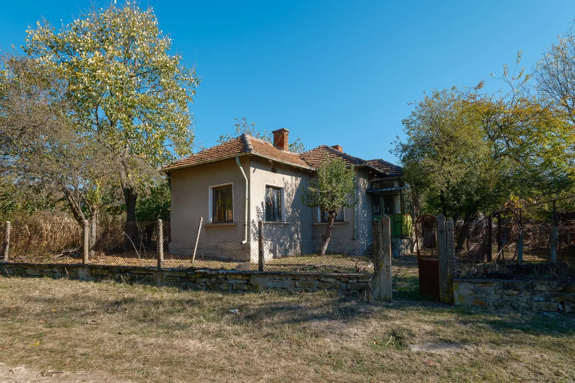 1.238 m² grond met een klassiek Balkanhuis en bijgebouw in Izvor Mahala - Bulgarije
