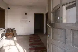 1.238 m² grond met een klassiek Balkanhuis en bijgebouw in Izvor Mahala - Bulgarije