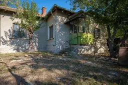 1.238 m² grond met een klassiek Balkanhuis en bijgebouw in Izvor Mahala - Bulgarije